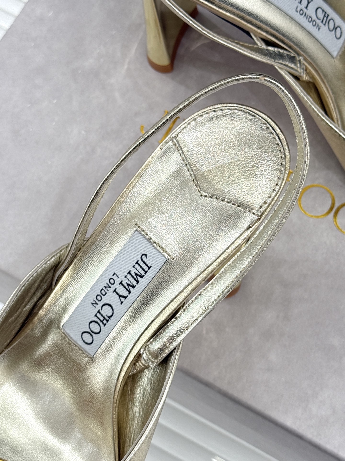 Jimmy Choo/吉米周26WF新品 金属扣露趾粗跟凉鞋 金属扣精致亮眼 露趾剪裁利落显脚瘦 粗跟稳当不累脚 上脚气 Jimmy Choo/吉米周26WF新品 金属扣露趾粗跟凉鞋 金属扣精致亮眼 露趾剪裁利落显脚瘦 粗跟稳当不累脚 上脚气