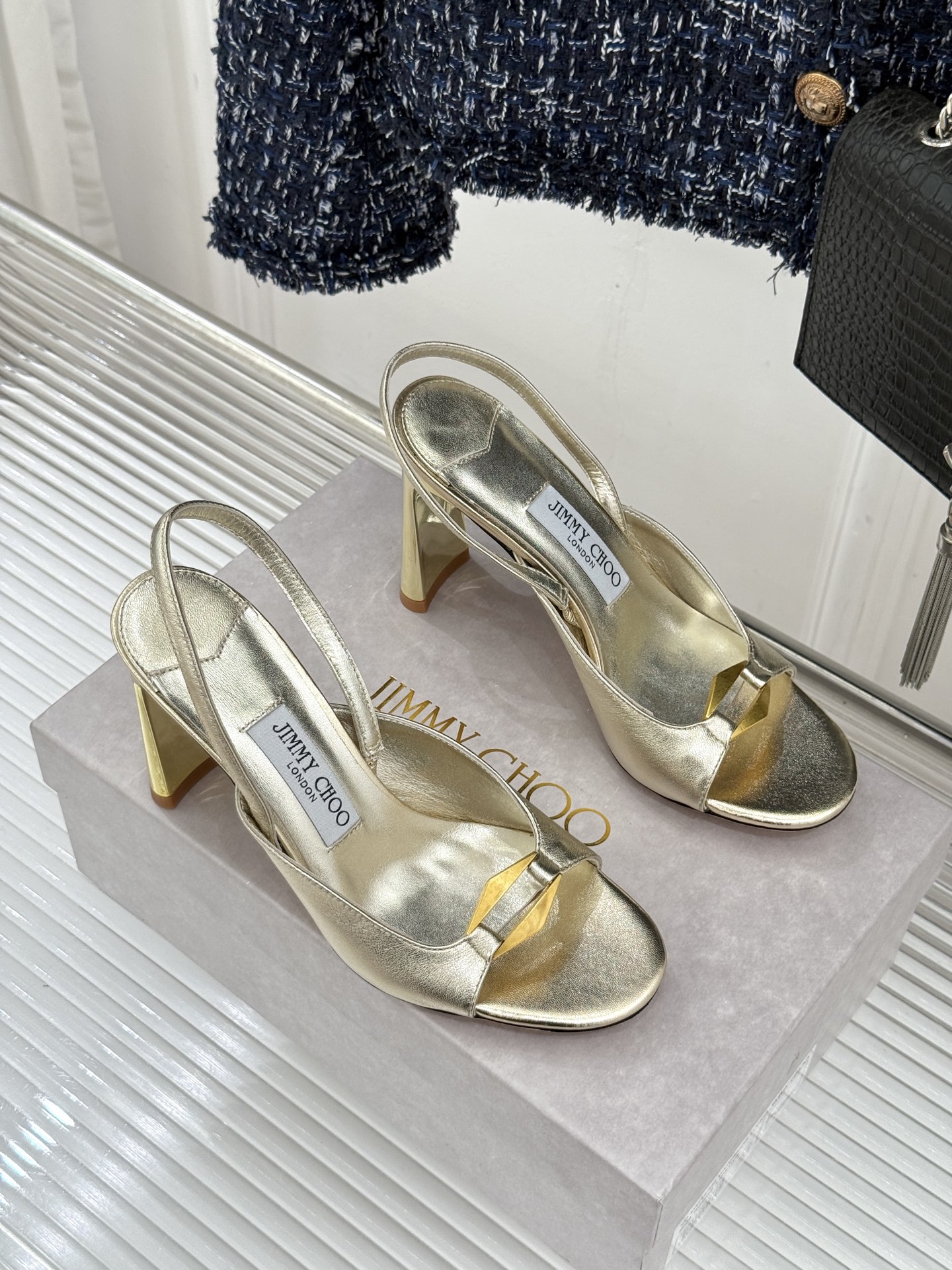 Jimmy Choo/吉米周26WF新品 金属扣露趾粗跟凉鞋 金属扣精致亮眼 露趾剪裁利落显脚瘦 粗跟稳当不累脚 上脚气 Jimmy Choo/吉米周26WF新品 金属扣露趾粗跟凉鞋 金属扣精致亮眼 露趾剪裁利落显脚瘦 粗跟稳当不累脚 上脚气
