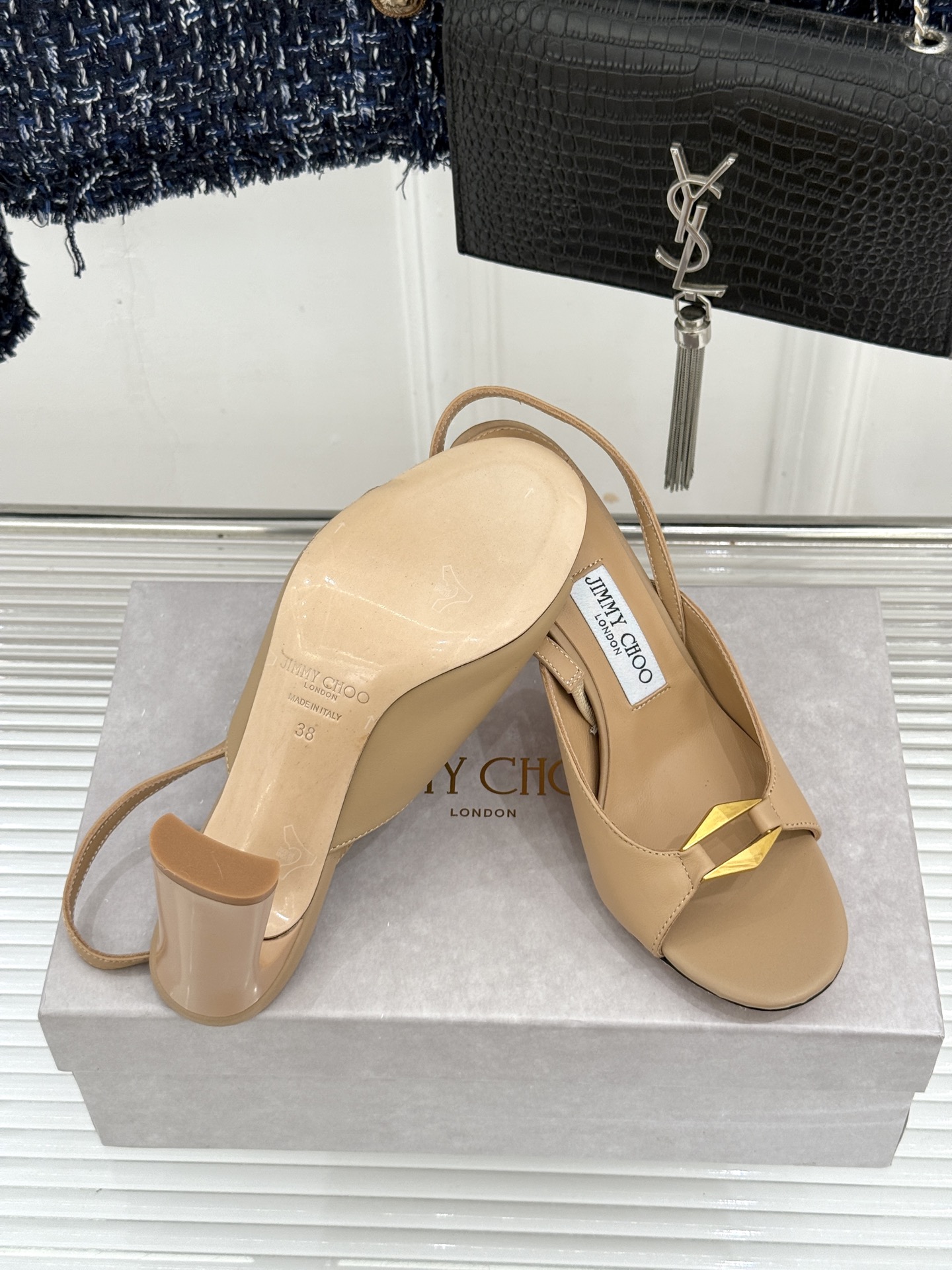 Jimmy Choo/吉米周26WF新品 金属扣露趾粗跟凉鞋 金属扣精致亮眼 露趾剪裁利落显脚瘦 粗跟稳当不累脚 上脚气