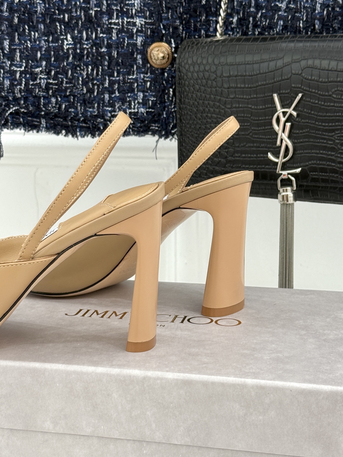 Jimmy Choo/吉米周26WF新品 金属扣露趾粗跟凉鞋 金属扣精致亮眼 露趾剪裁利落显脚瘦 粗跟稳当不累脚 上脚气