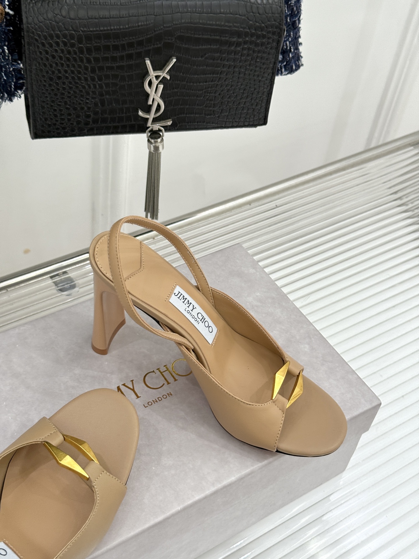 Jimmy Choo/吉米周26WF新品 金属扣露趾粗跟凉鞋 金属扣精致亮眼 露趾剪裁利落显脚瘦 粗跟稳当不累脚 上脚气