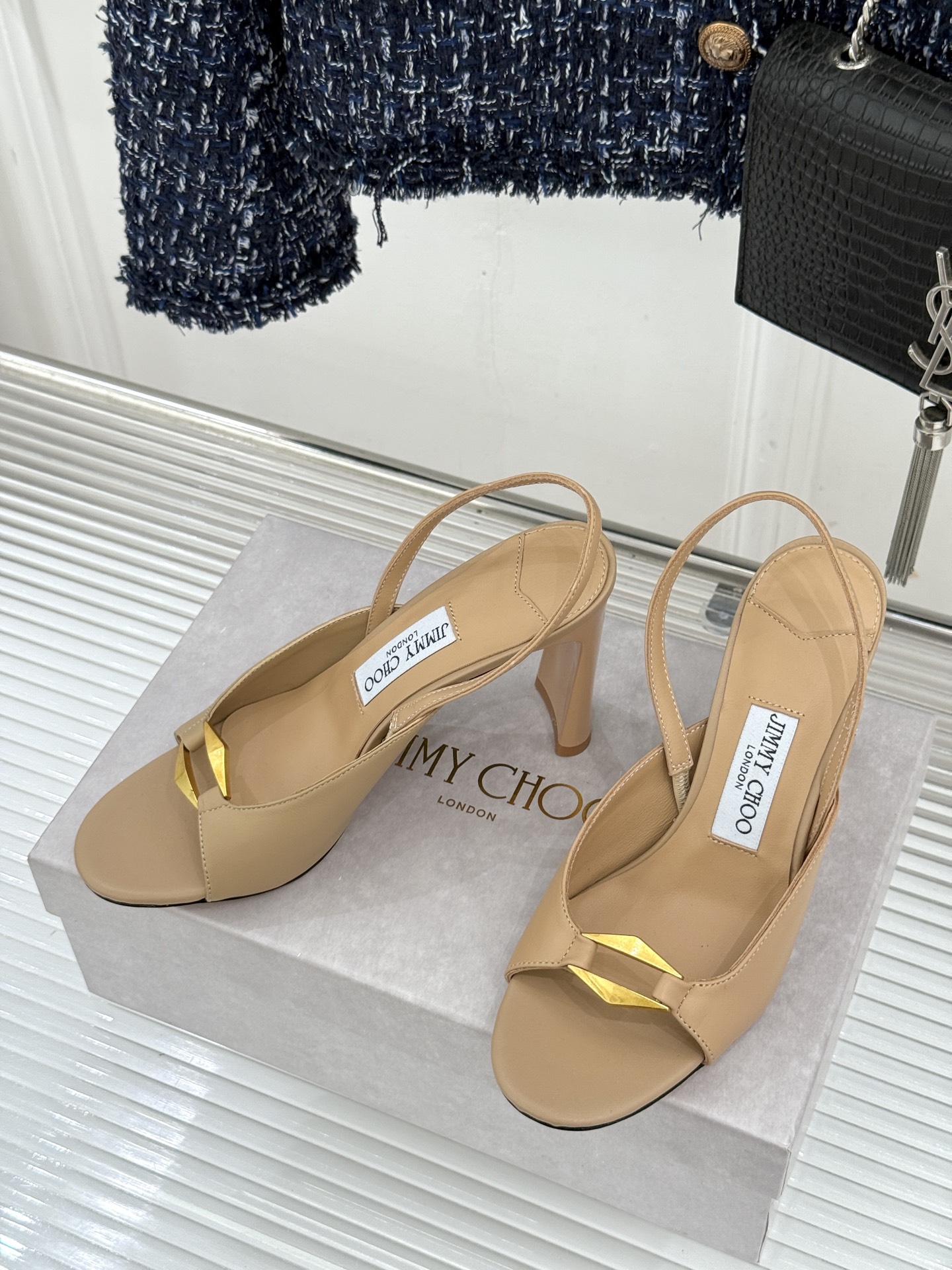 Jimmy Choo/吉米周26WF新品 金属扣露趾粗跟凉鞋 金属扣精致亮眼 露趾剪裁利落显脚瘦 粗跟稳当不累脚 上脚气