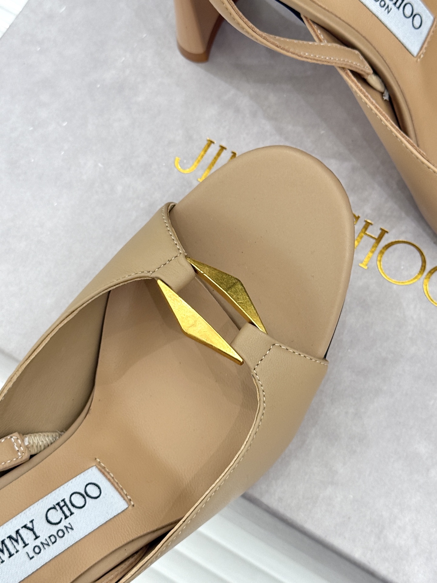 Jimmy Choo/吉米周26WF新品 金属扣露趾粗跟凉鞋 金属扣精致亮眼 露趾剪裁利落显脚瘦 粗跟稳当不累脚 上脚气