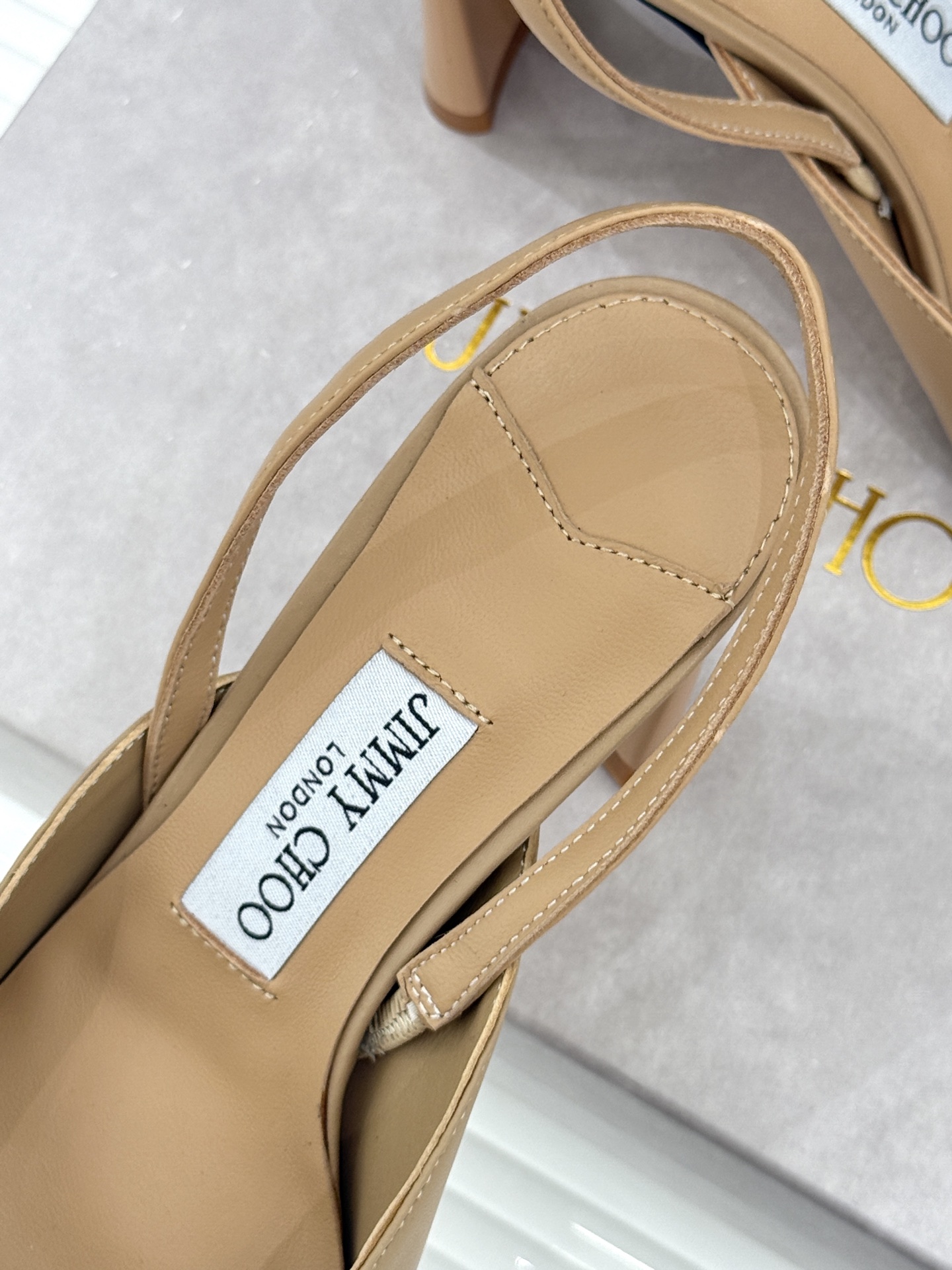 Jimmy Choo/吉米周26WF新品 金属扣露趾粗跟凉鞋 金属扣精致亮眼 露趾剪裁利落显脚瘦 粗跟稳当不累脚 上脚气