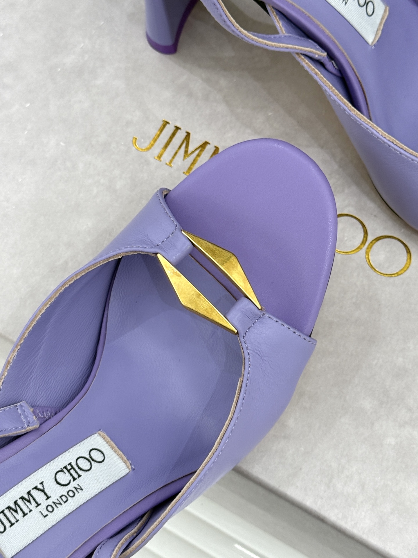 Jimmy Choo/吉米周26WF新品 金属扣露趾粗跟凉鞋 金属扣精致亮眼 露趾剪裁利落显脚瘦 粗跟稳当不累脚 上脚气