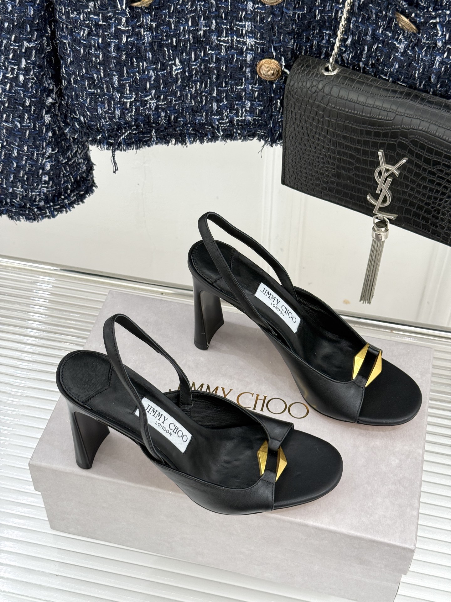 Jimmy Choo/吉米周26WF新品 金属扣露趾粗跟凉鞋 金属扣精致亮眼 露趾剪裁利落显脚瘦 粗跟稳当不累脚 上脚气 Jimmy Choo/吉米周26WF新品 金属扣露趾粗跟凉鞋 金属扣精致亮眼 露趾剪裁利落显脚瘦 粗跟稳当不累脚 上脚气