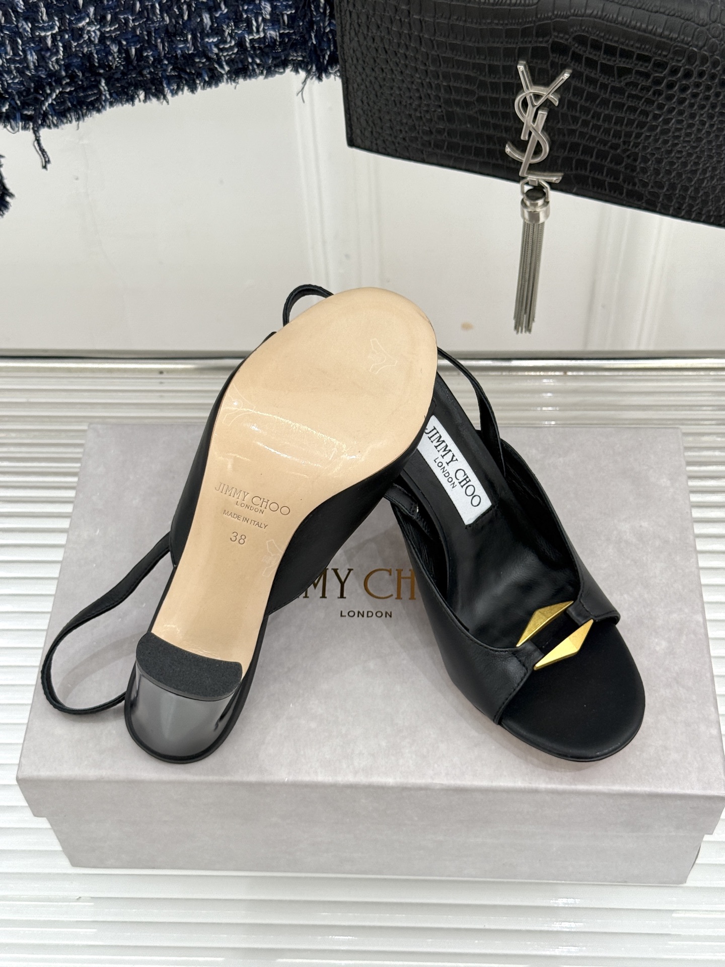 Jimmy Choo/吉米周26WF新品 金属扣露趾粗跟凉鞋 金属扣精致亮眼 露趾剪裁利落显脚瘦 粗跟稳当不累脚 上脚气 Jimmy Choo/吉米周26WF新品 金属扣露趾粗跟凉鞋 金属扣精致亮眼 露趾剪裁利落显脚瘦 粗跟稳当不累脚 上脚气