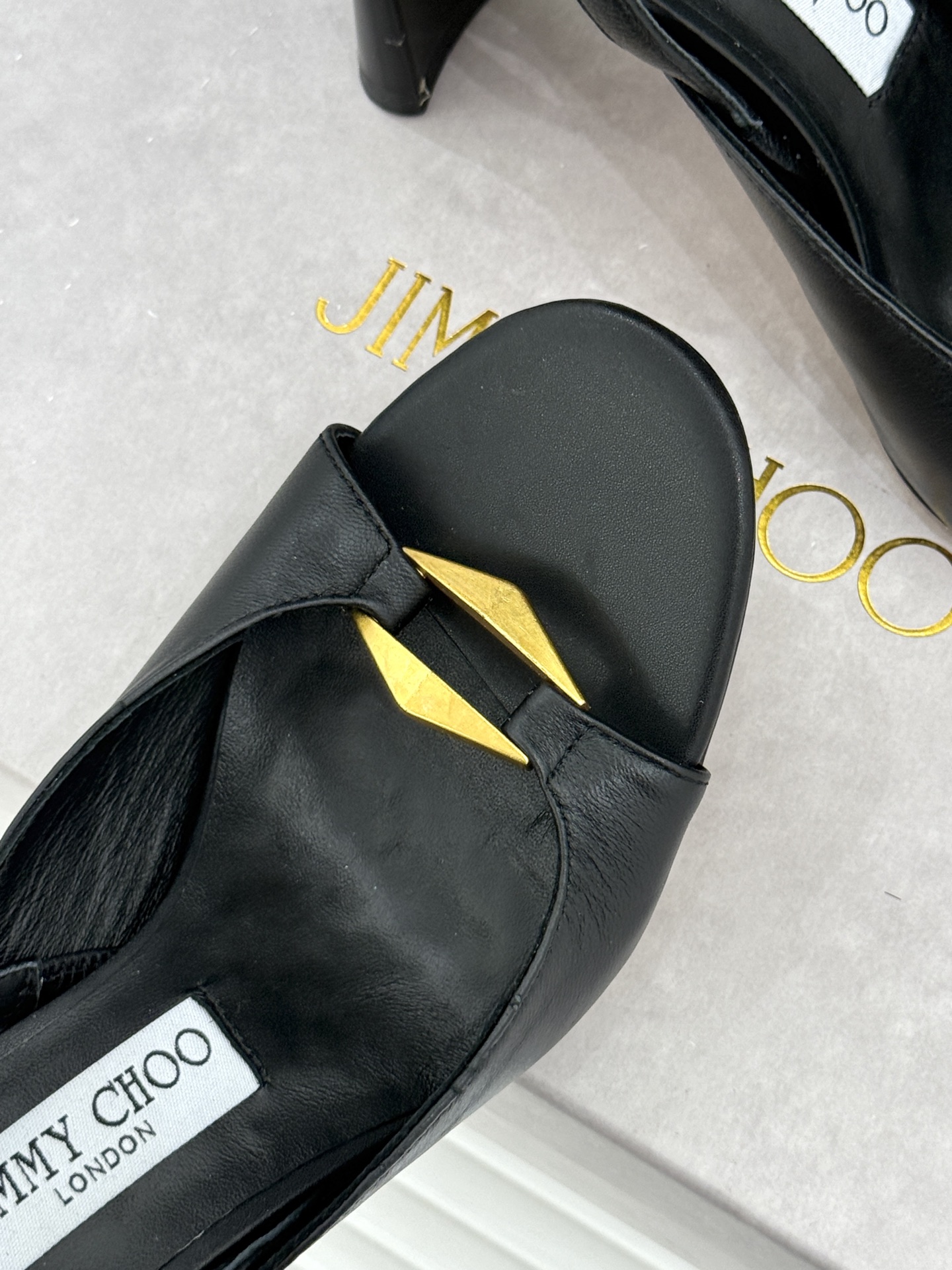 Jimmy Choo/吉米周26WF新品 金属扣露趾粗跟凉鞋 金属扣精致亮眼 露趾剪裁利落显脚瘦 粗跟稳当不累脚 上脚气 Jimmy Choo/吉米周26WF新品 金属扣露趾粗跟凉鞋 金属扣精致亮眼 露趾剪裁利落显脚瘦 粗跟稳当不累脚 上脚气