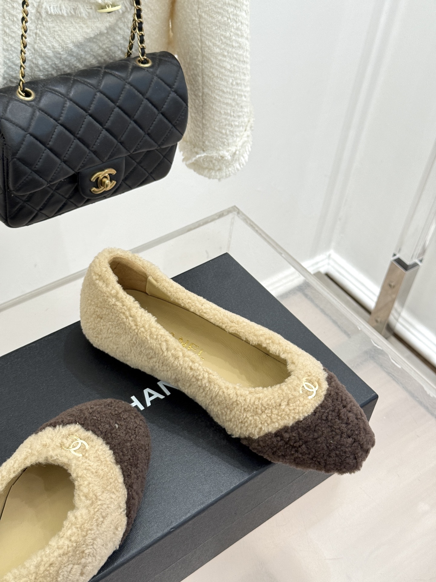 CHANE*|小香26K新品双C 一脚蹬拼色平底毛毛鞋 黑白拼色戳中审美 经典双C低调精致 一脚蹬设计超好穿脱 平底上脚 CHANE*|小香26K新品双C 一脚蹬拼色平底毛毛鞋 黑白拼色戳中审美 经典双C低调精致 一脚蹬设计超好穿脱 平底上脚