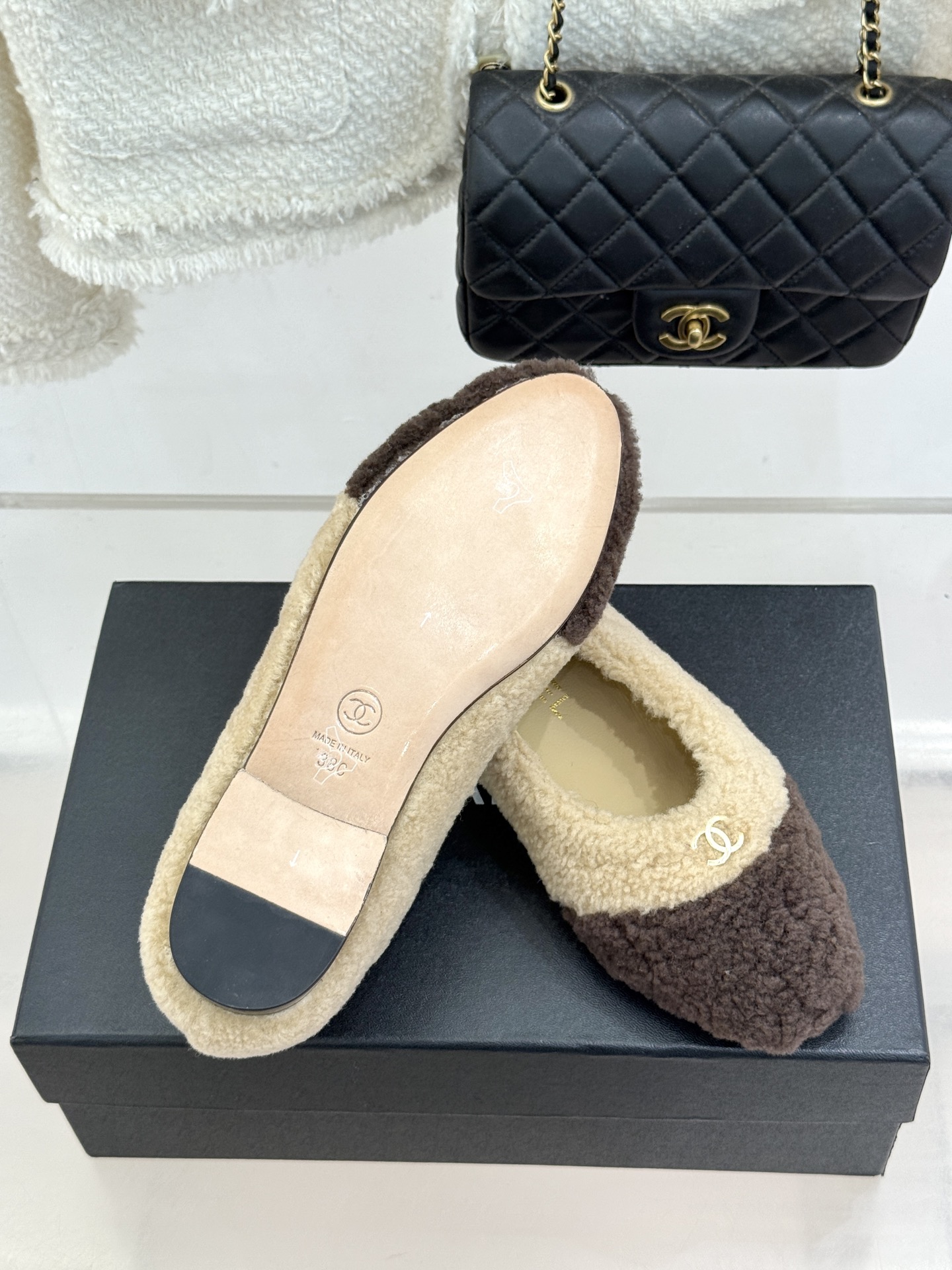 CHANE*|小香26K新品双C 一脚蹬拼色平底毛毛鞋 黑白拼色戳中审美 经典双C低调精致 一脚蹬设计超好穿脱 平底上脚 CHANE*|小香26K新品双C 一脚蹬拼色平底毛毛鞋 黑白拼色戳中审美 经典双C低调精致 一脚蹬设计超好穿脱 平底上脚