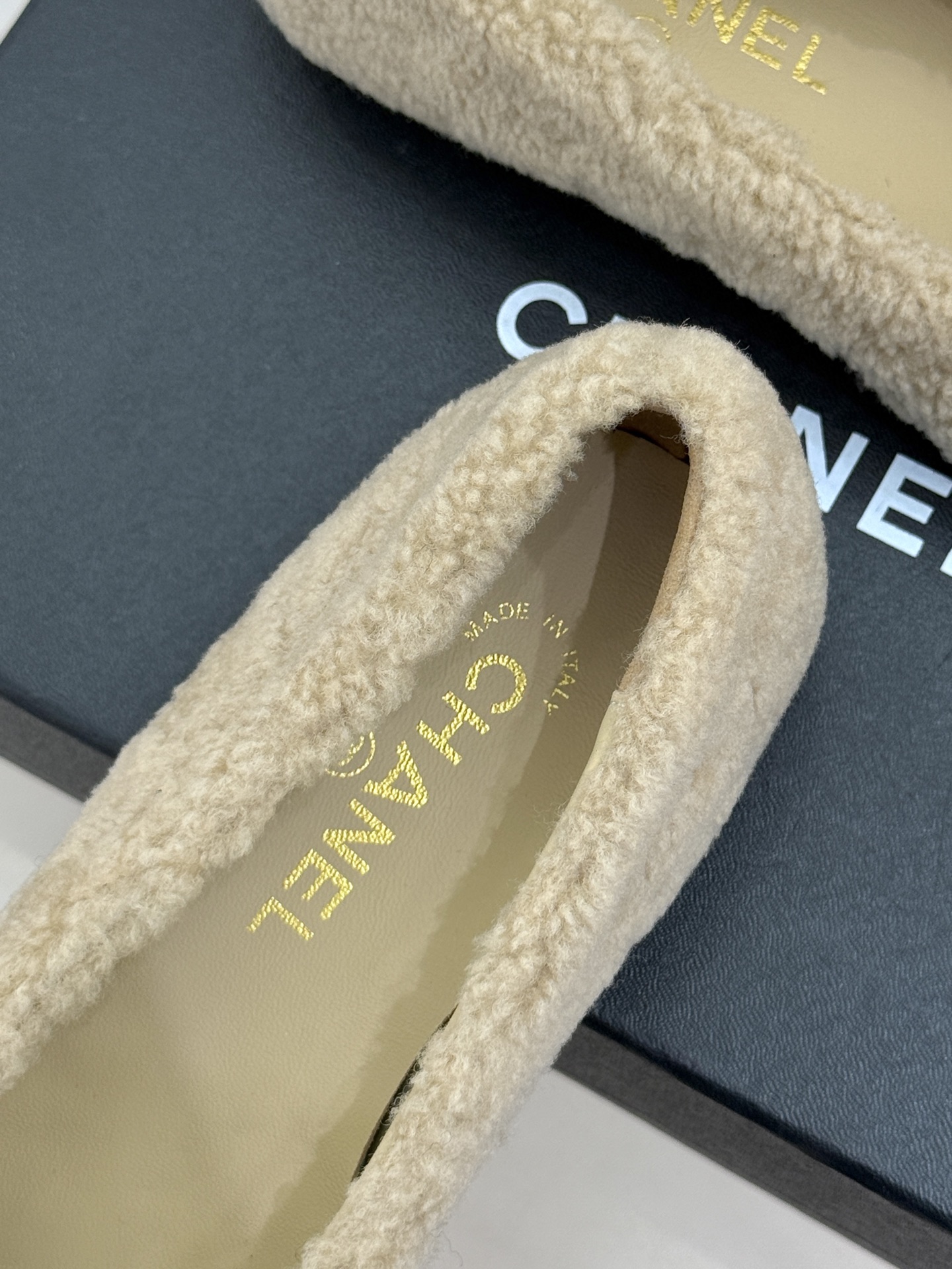 CHANE*|小香26K新品双C 一脚蹬拼色平底毛毛鞋 黑白拼色戳中审美 经典双C低调精致 一脚蹬设计超好穿脱 平底上脚 CHANE*|小香26K新品双C 一脚蹬拼色平底毛毛鞋 黑白拼色戳中审美 经典双C低调精致 一脚蹬设计超好穿脱 平底上脚