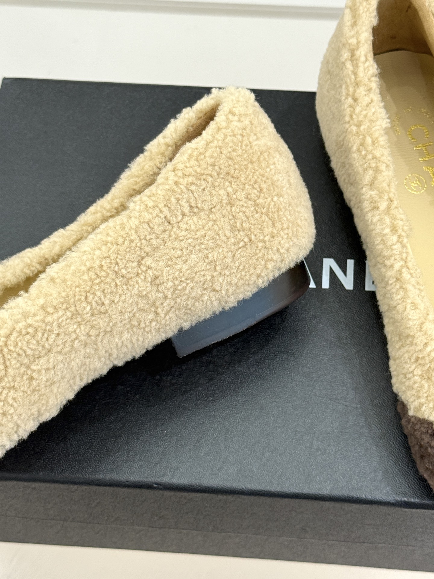 CHANE*|小香26K新品双C 一脚蹬拼色平底毛毛鞋 黑白拼色戳中审美 经典双C低调精致 一脚蹬设计超好穿脱 平底上脚 CHANE*|小香26K新品双C 一脚蹬拼色平底毛毛鞋 黑白拼色戳中审美 经典双C低调精致 一脚蹬设计超好穿脱 平底上脚