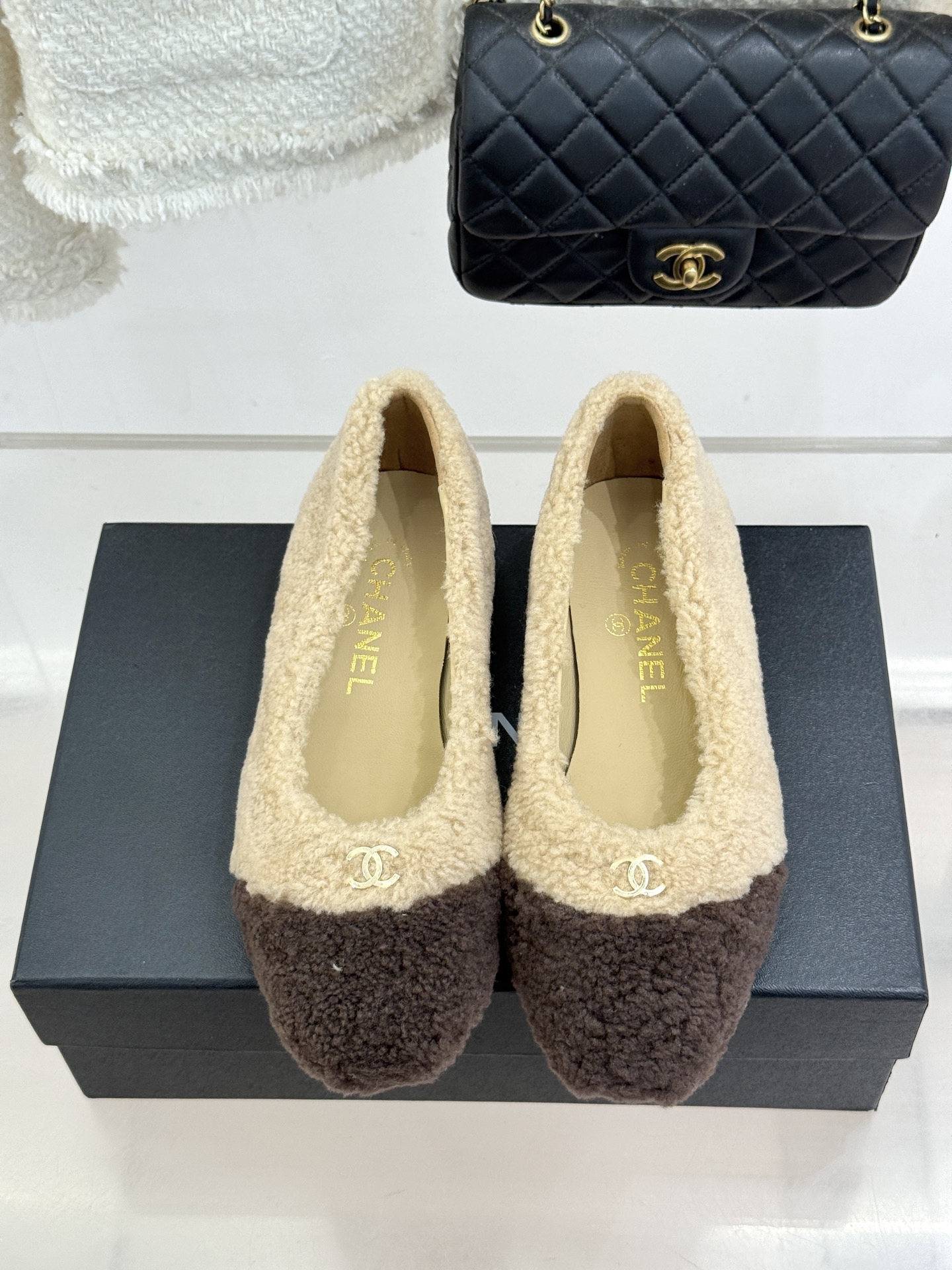 CHANE*|小香26K新品双C 一脚蹬拼色平底毛毛鞋 黑白拼色戳中审美 经典双C低调精致 一脚蹬设计超好穿脱 平底上脚 CHANE*|小香26K新品双C 一脚蹬拼色平底毛毛鞋 黑白拼色戳中审美 经典双C低调精致 一脚蹬设计超好穿脱 平底上脚