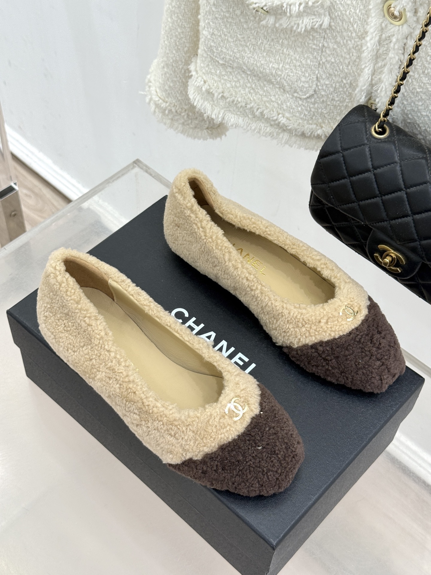 CHANE*|小香26K新品双C 一脚蹬拼色平底毛毛鞋 黑白拼色戳中审美 经典双C低调精致 一脚蹬设计超好穿脱 平底上脚 CHANE*|小香26K新品双C 一脚蹬拼色平底毛毛鞋 黑白拼色戳中审美 经典双C低调精致 一脚蹬设计超好穿脱 平底上脚