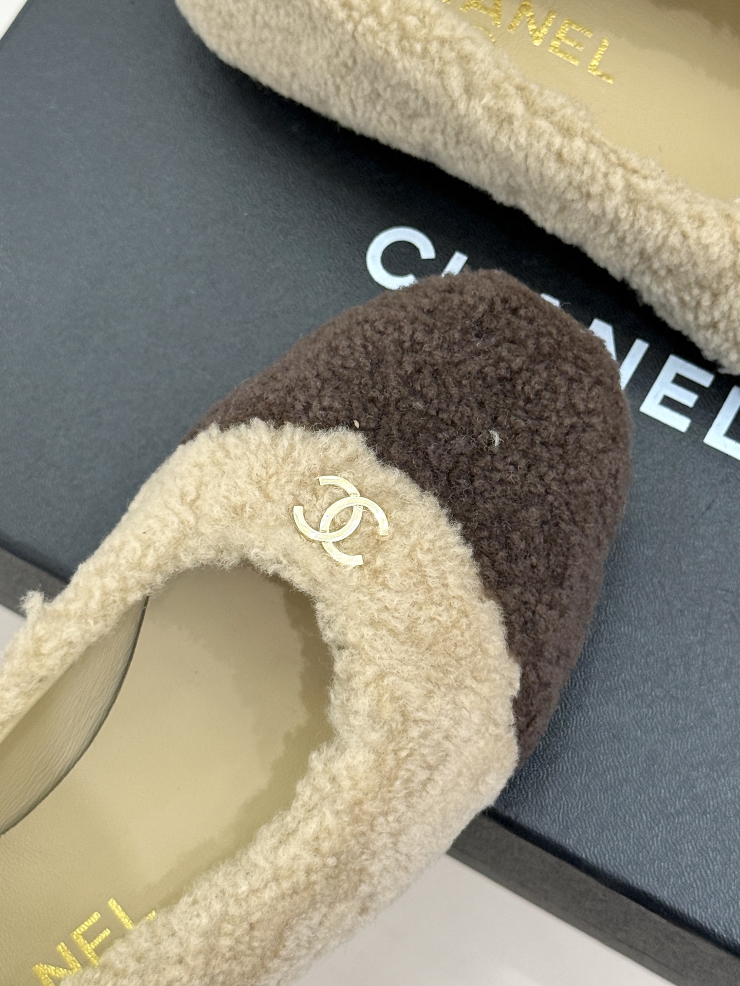 CHANE*|小香26K新品双C 一脚蹬拼色平底毛毛鞋 黑白拼色戳中审美 经典双C低调精致 一脚蹬设计超好穿脱 平底上脚 CHANE*|小香26K新品双C 一脚蹬拼色平底毛毛鞋 黑白拼色戳中审美 经典双C低调精致 一脚蹬设计超好穿脱 平底上脚