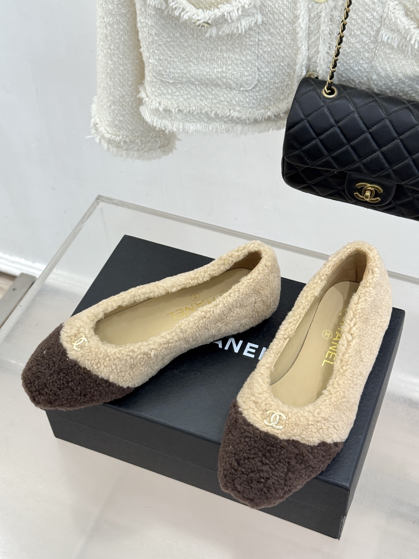 CHANE*|小香26K新品双C 一脚蹬拼色平底毛毛鞋 黑白拼色戳中审美 经典双C低调精致 一脚蹬设计超好穿脱 平底上脚 CHANE*|小香26K新品双C 一脚蹬拼色平底毛毛鞋 黑白拼色戳中审美 经典双C低调精致 一脚蹬设计超好穿脱 平底上脚