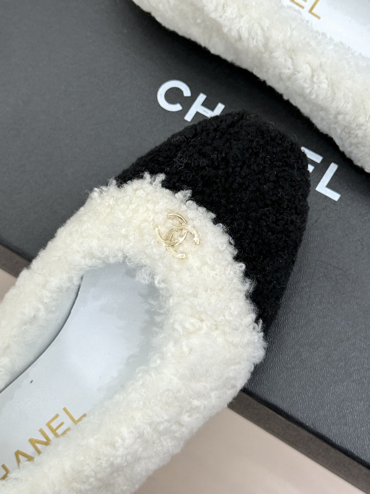 CHANE*|小香26K新品双C 一脚蹬拼色平底毛毛鞋 黑白拼色戳中审美 经典双C低调精致 一脚蹬设计超好穿脱 平底上脚 CHANE*|小香26K新品双C 一脚蹬拼色平底毛毛鞋 黑白拼色戳中审美 经典双C低调精致 一脚蹬设计超好穿脱 平底上脚