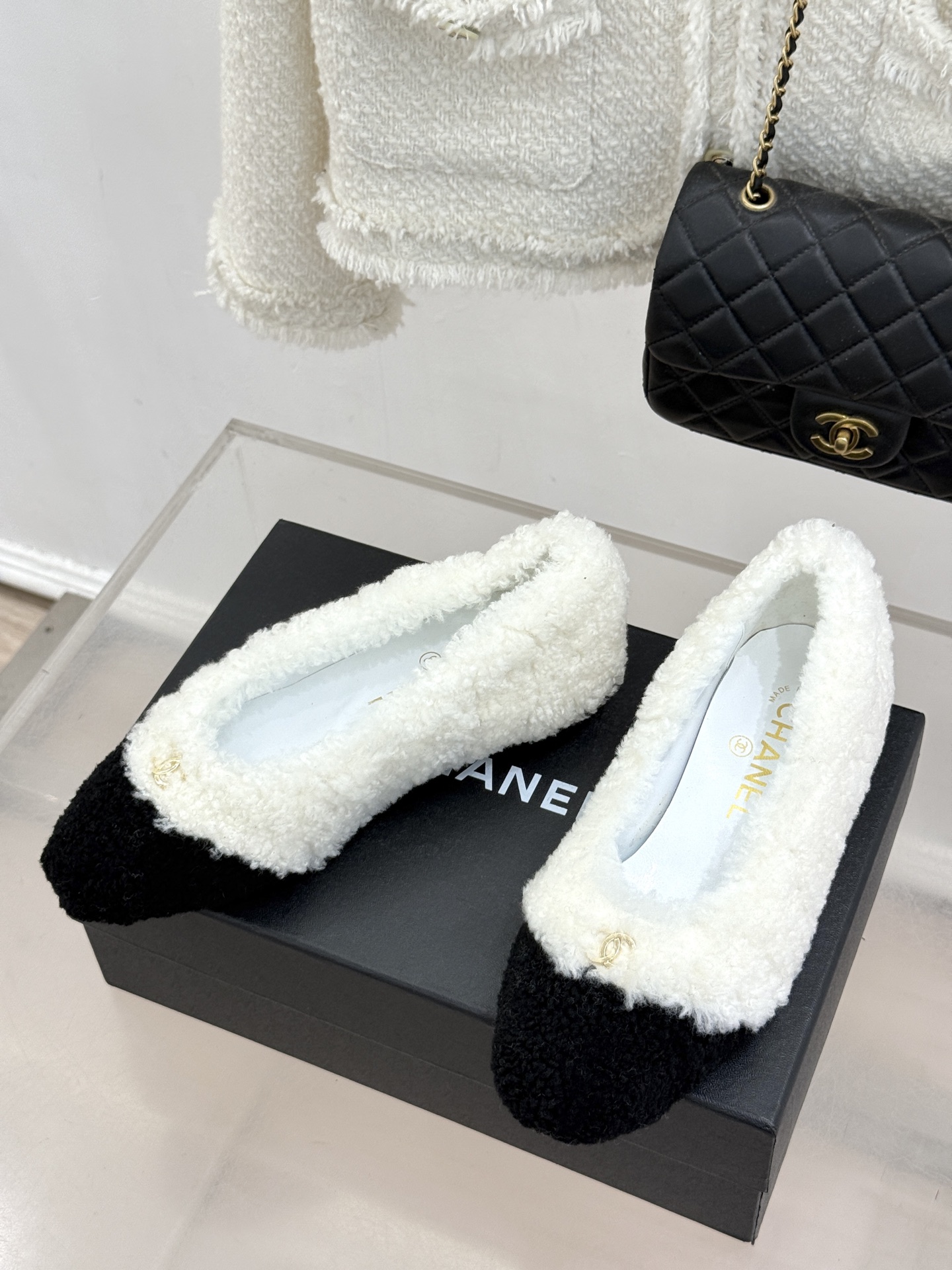 CHANE*|小香26K新品双C 一脚蹬拼色平底毛毛鞋 黑白拼色戳中审美 经典双C低调精致 一脚蹬设计超好穿脱 平底上脚 CHANE*|小香26K新品双C 一脚蹬拼色平底毛毛鞋 黑白拼色戳中审美 经典双C低调精致 一脚蹬设计超好穿脱 平底上脚