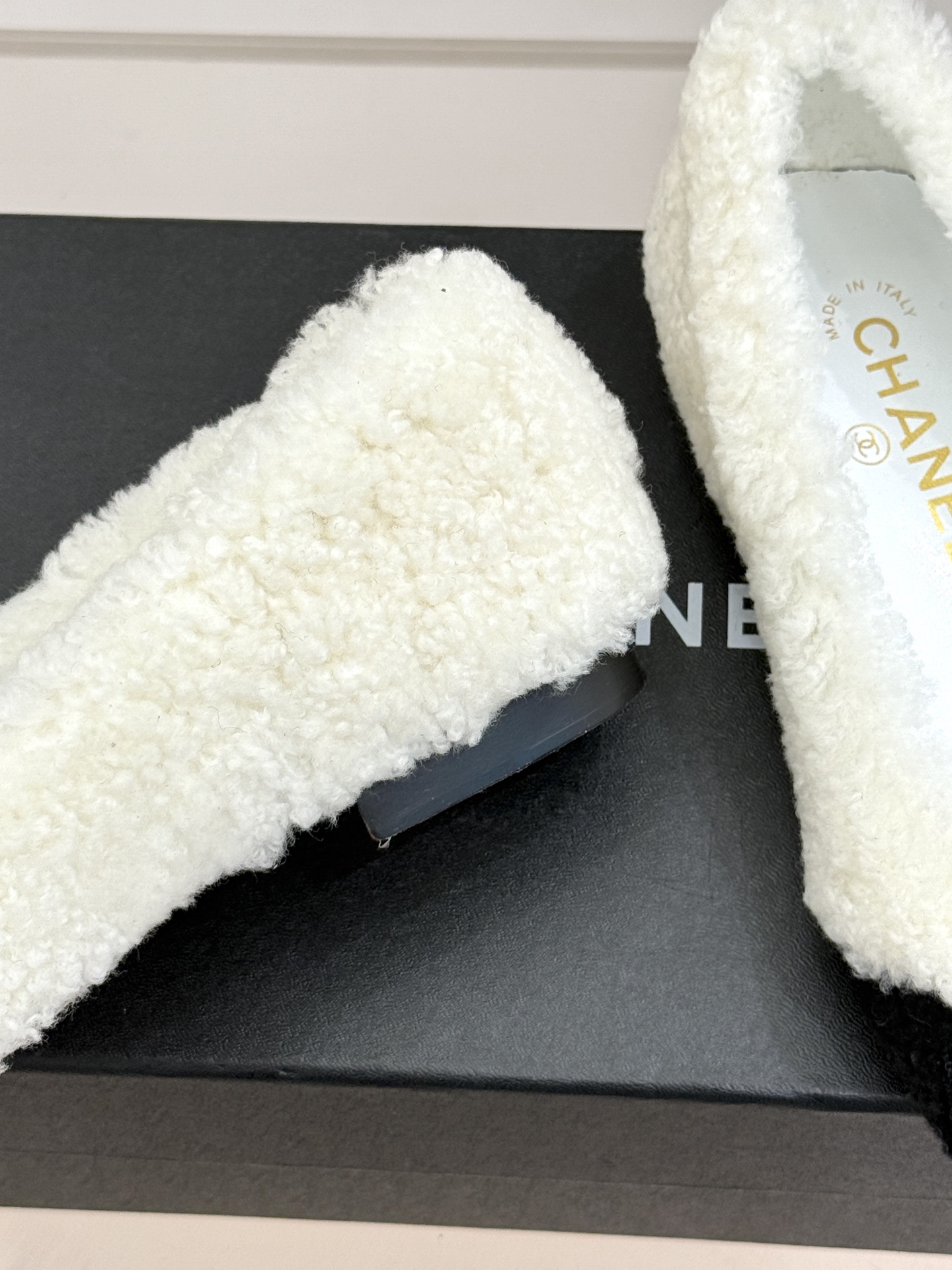 CHANE*|小香26K新品双C 一脚蹬拼色平底毛毛鞋 黑白拼色戳中审美 经典双C低调精致 一脚蹬设计超好穿脱 平底上脚 CHANE*|小香26K新品双C 一脚蹬拼色平底毛毛鞋 黑白拼色戳中审美 经典双C低调精致 一脚蹬设计超好穿脱 平底上脚