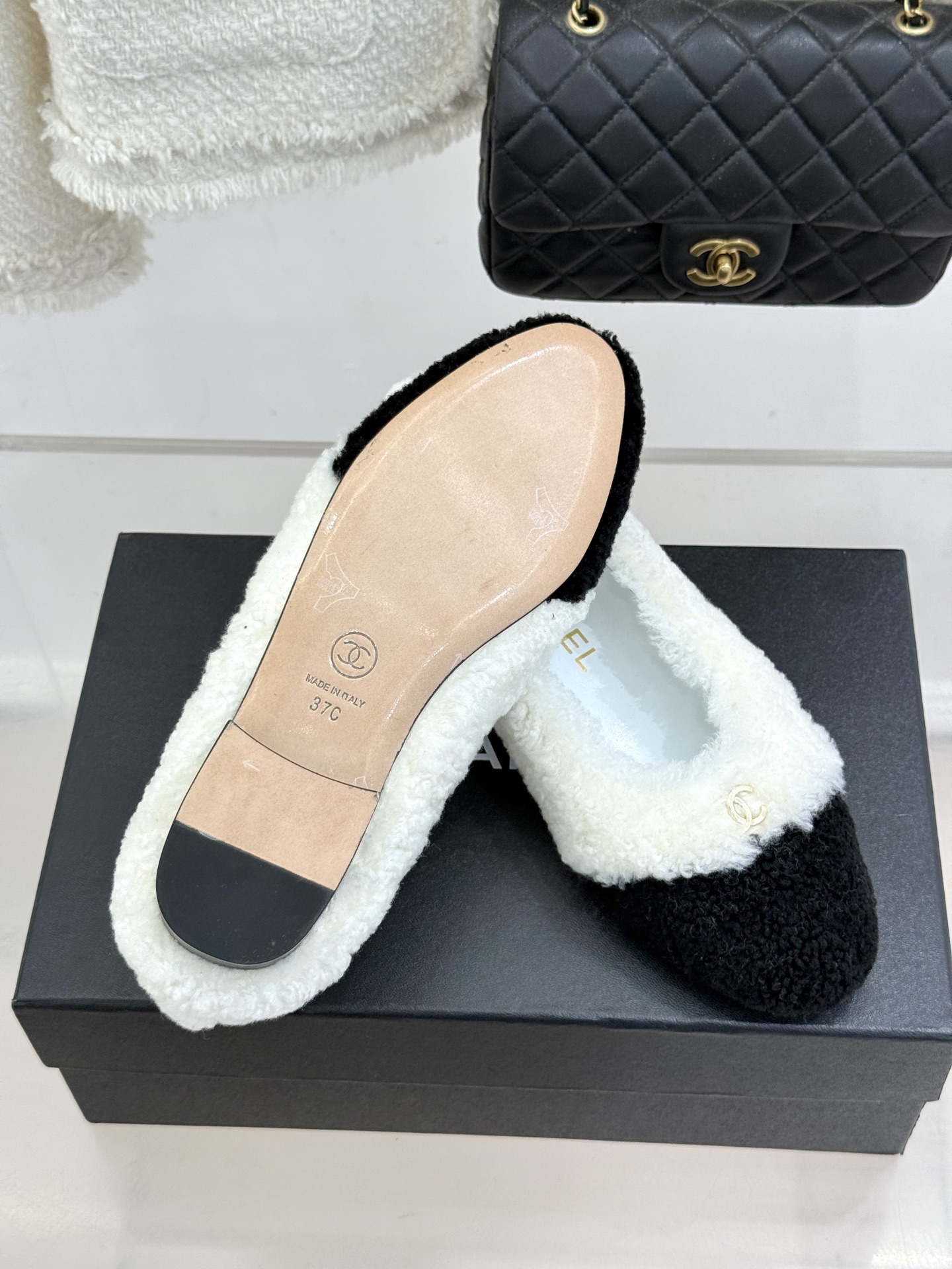 CHANE*|小香26K新品双C 一脚蹬拼色平底毛毛鞋 黑白拼色戳中审美 经典双C低调精致 一脚蹬设计超好穿脱 平底上脚 CHANE*|小香26K新品双C 一脚蹬拼色平底毛毛鞋 黑白拼色戳中审美 经典双C低调精致 一脚蹬设计超好穿脱 平底上脚