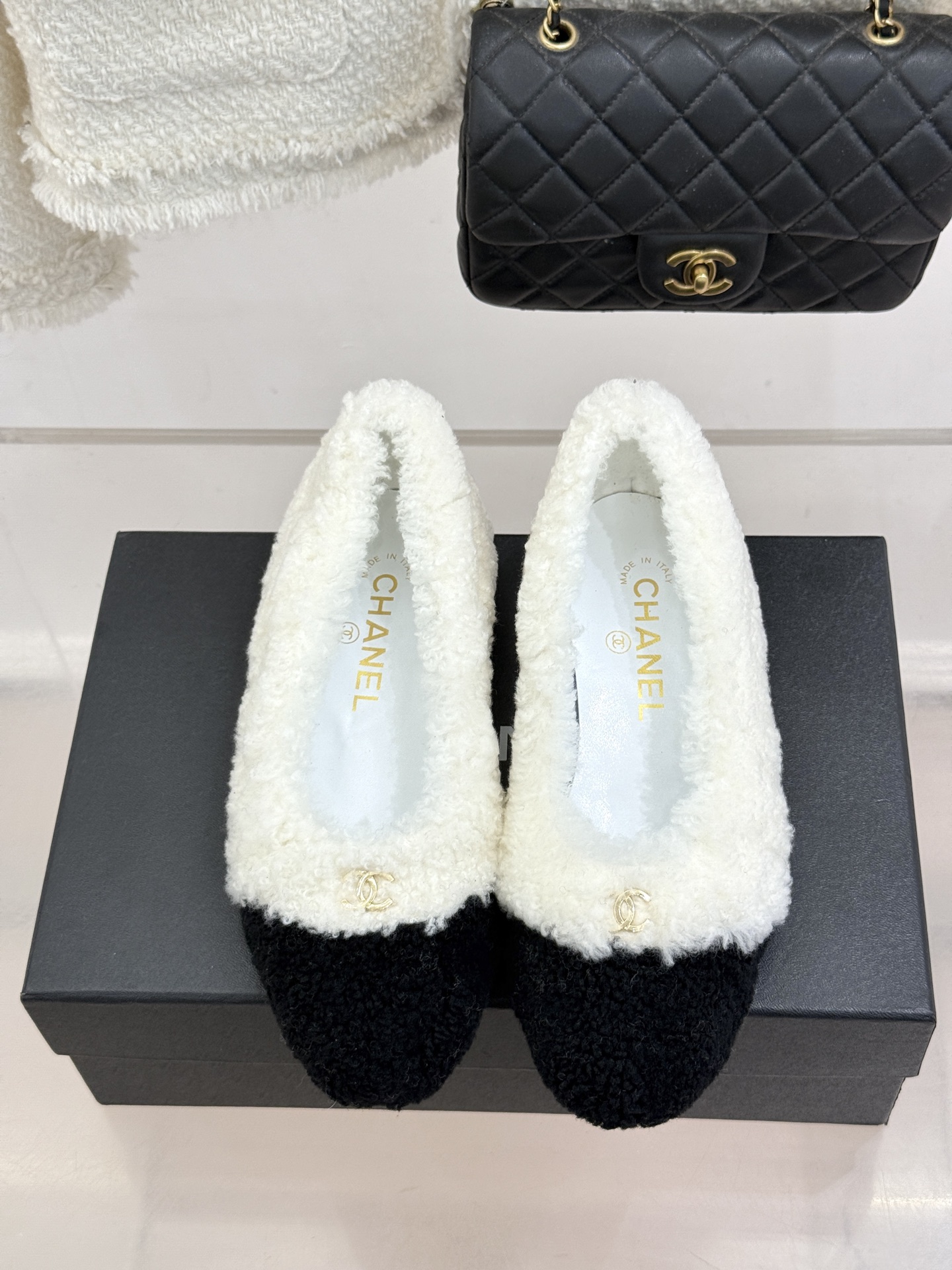 CHANE*|小香26K新品双C 一脚蹬拼色平底毛毛鞋 黑白拼色戳中审美 经典双C低调精致 一脚蹬设计超好穿脱 平底上脚 CHANE*|小香26K新品双C 一脚蹬拼色平底毛毛鞋 黑白拼色戳中审美 经典双C低调精致 一脚蹬设计超好穿脱 平底上脚