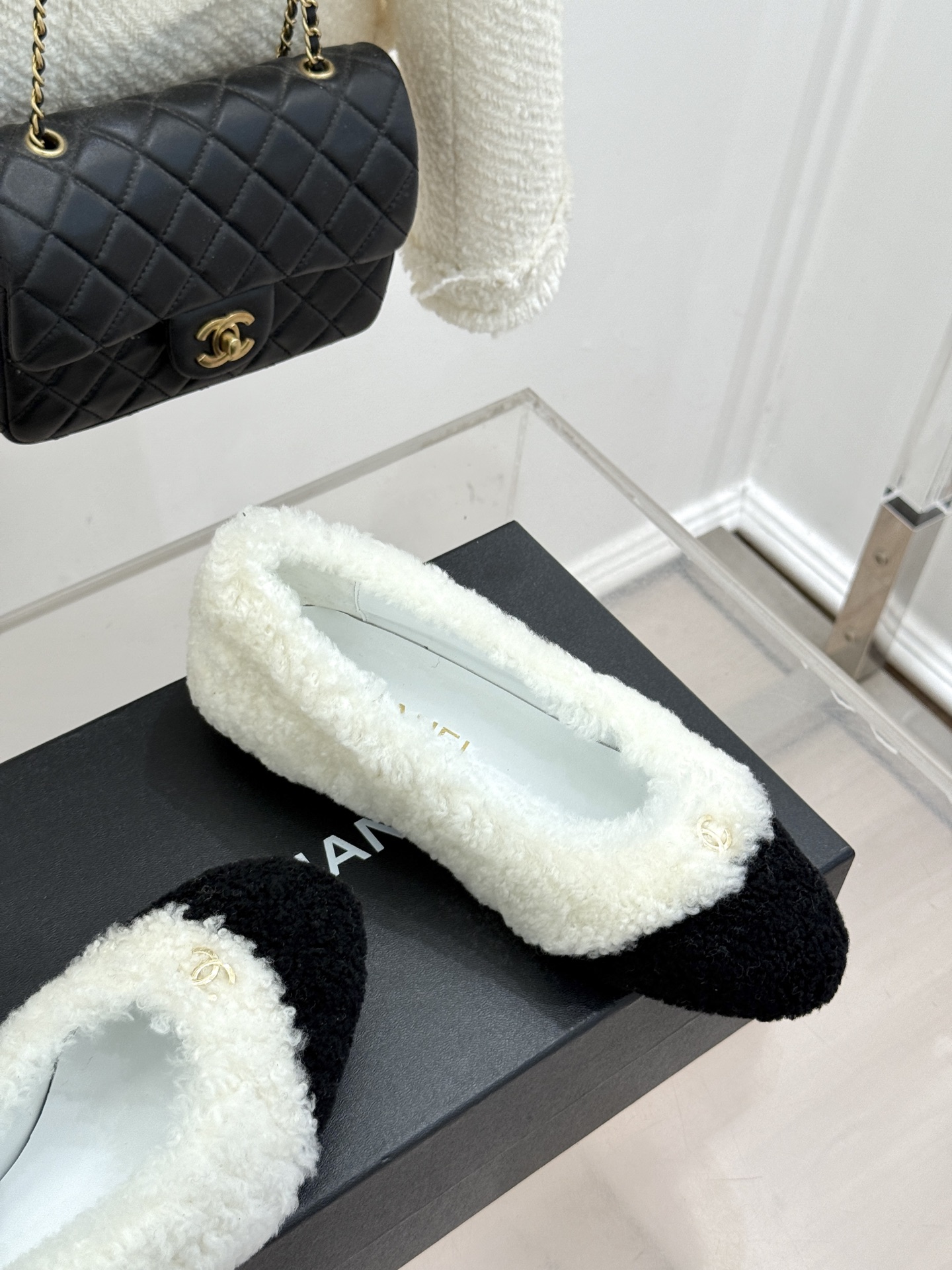 CHANE*|小香26K新品双C 一脚蹬拼色平底毛毛鞋 黑白拼色戳中审美 经典双C低调精致 一脚蹬设计超好穿脱 平底上脚 CHANE*|小香26K新品双C 一脚蹬拼色平底毛毛鞋 黑白拼色戳中审美 经典双C低调精致 一脚蹬设计超好穿脱 平底上脚