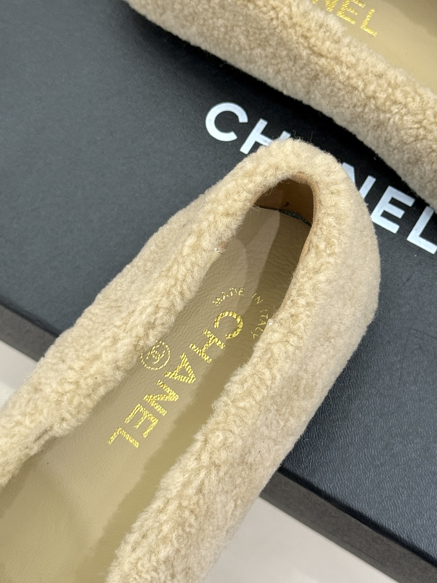 CHANE*｜小香26K新品双C 一脚蹬拼色平底毛毛鞋 黑白拼色戳中审美 经典双C低调精致 一脚蹬设计超好穿脱 平底上脚