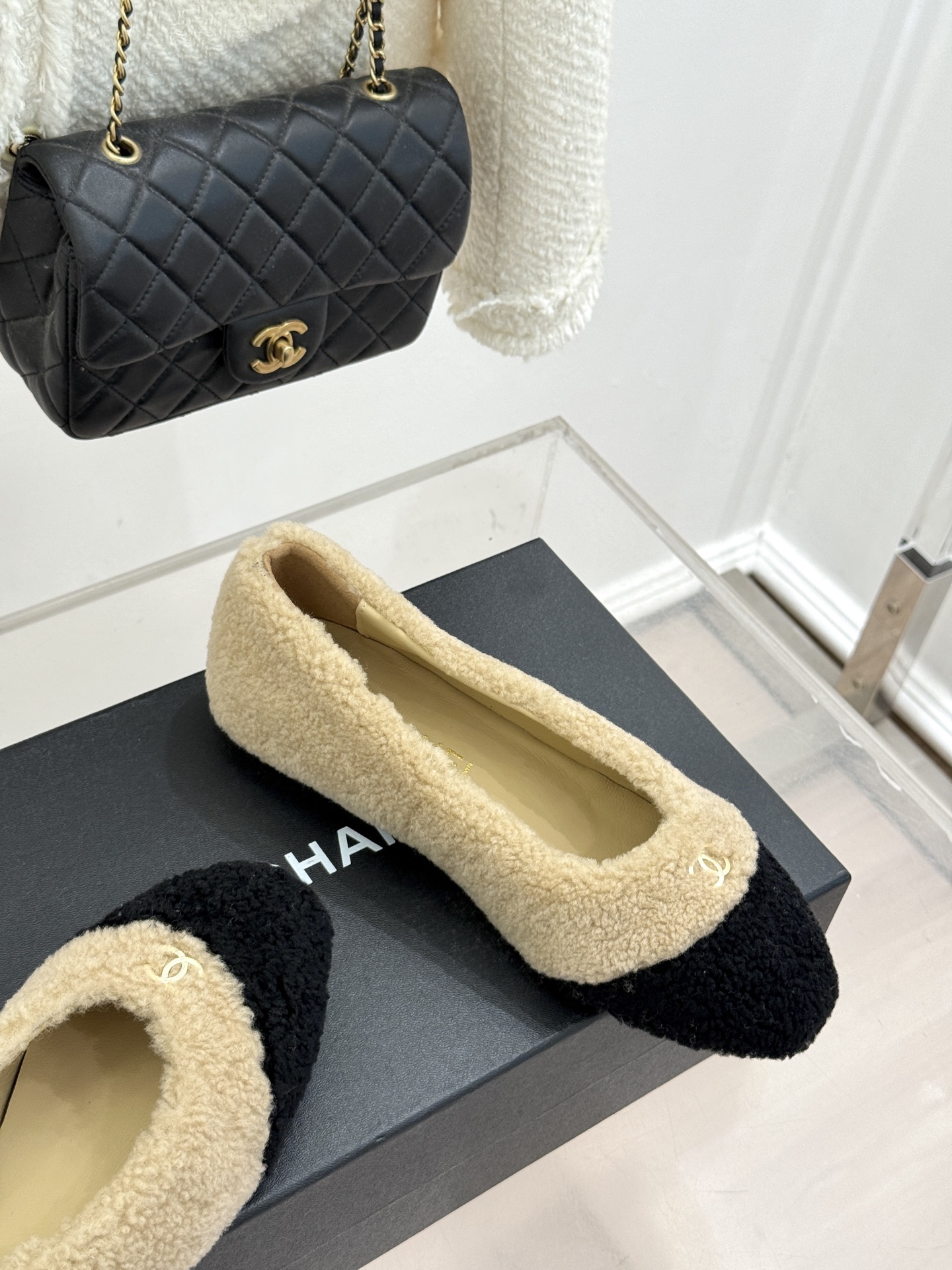 CHANE*｜小香26K新品双C 一脚蹬拼色平底毛毛鞋 黑白拼色戳中审美 经典双C低调精致 一脚蹬设计超好穿脱 平底上脚