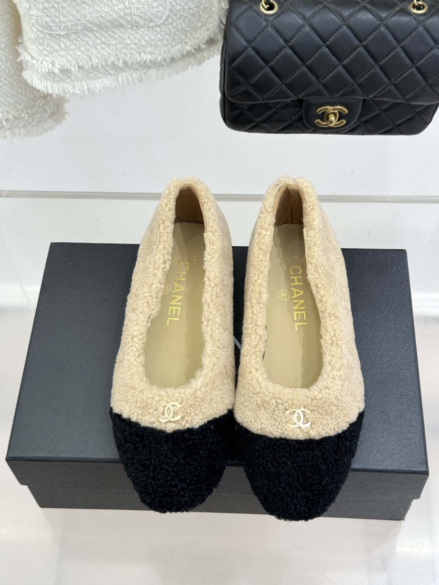 CHANE*｜小香26K新品双C 一脚蹬拼色平底毛毛鞋 黑白拼色戳中审美 经典双C低调精致 一脚蹬设计超好穿脱 平底上脚