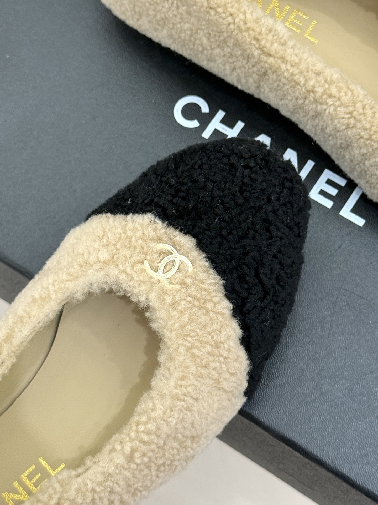 CHANE*｜小香26K新品双C 一脚蹬拼色平底毛毛鞋 黑白拼色戳中审美 经典双C低调精致 一脚蹬设计超好穿脱 平底上脚