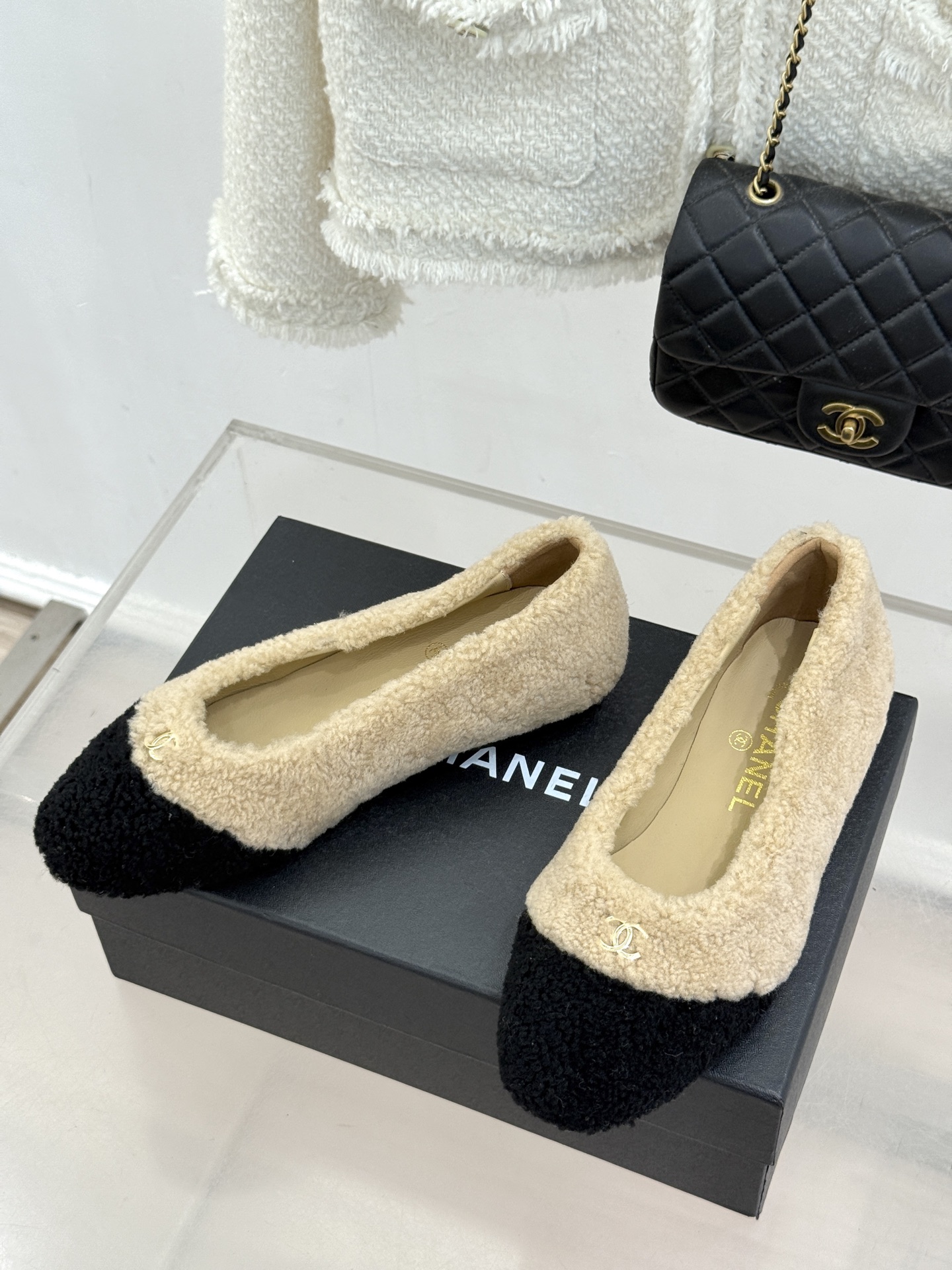 CHANE*｜小香26K新品双C 一脚蹬拼色平底毛毛鞋 黑白拼色戳中审美 经典双C低调精致 一脚蹬设计超好穿脱 平底上脚