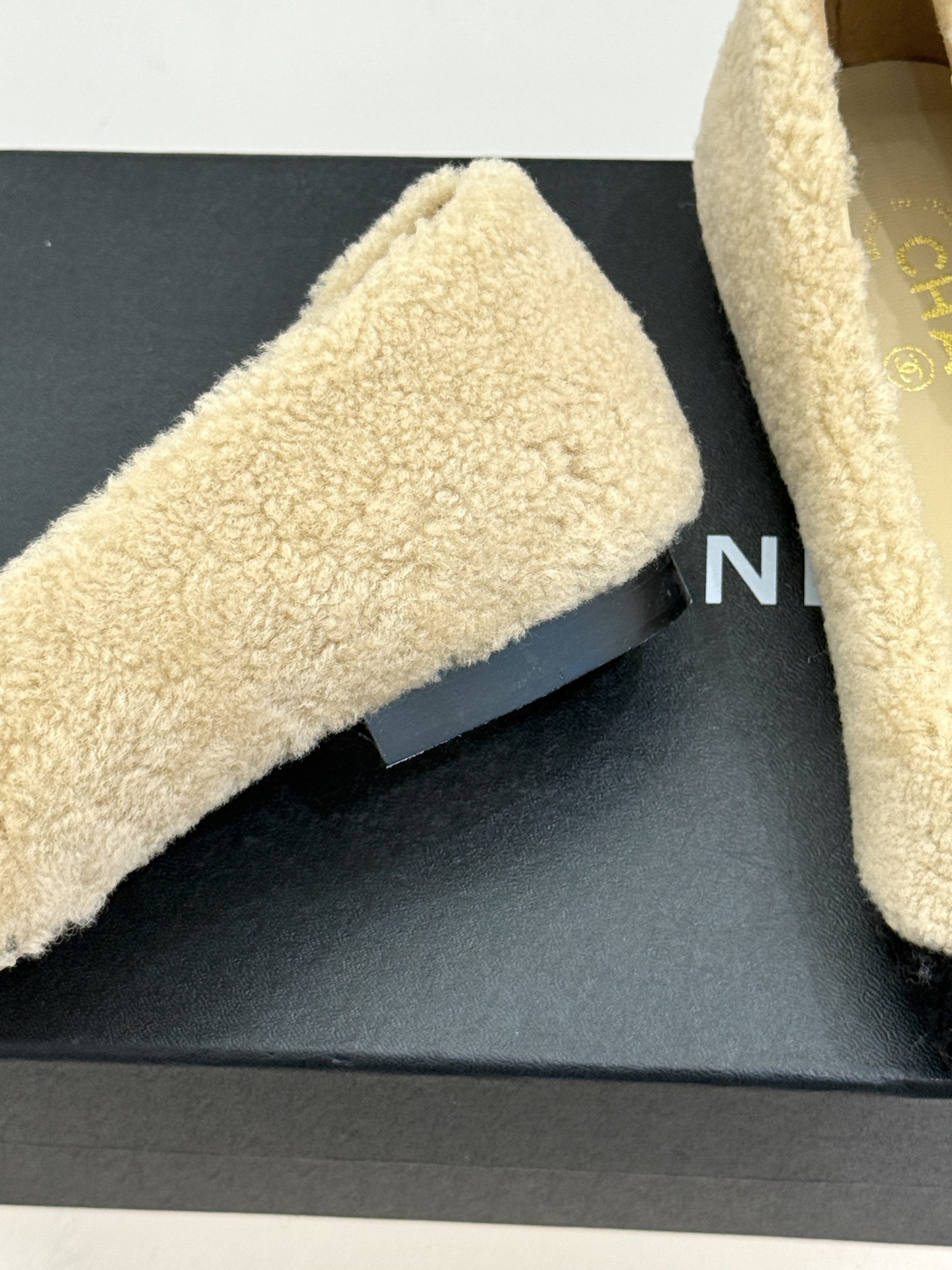 CHANE*｜小香26K新品双C 一脚蹬拼色平底毛毛鞋 黑白拼色戳中审美 经典双C低调精致 一脚蹬设计超好穿脱 平底上脚
