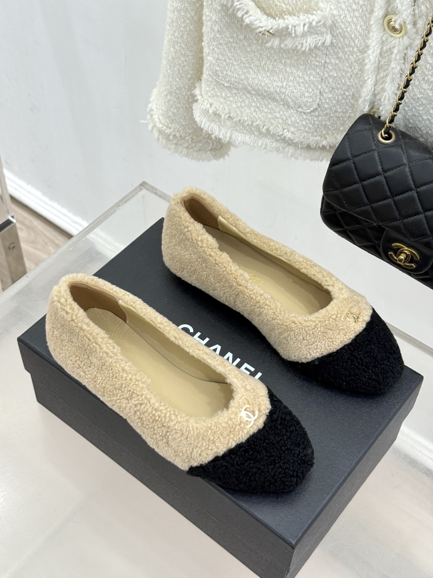 CHANE*｜小香26K新品双C 一脚蹬拼色平底毛毛鞋 黑白拼色戳中审美 经典双C低调精致 一脚蹬设计超好穿脱 平底上脚