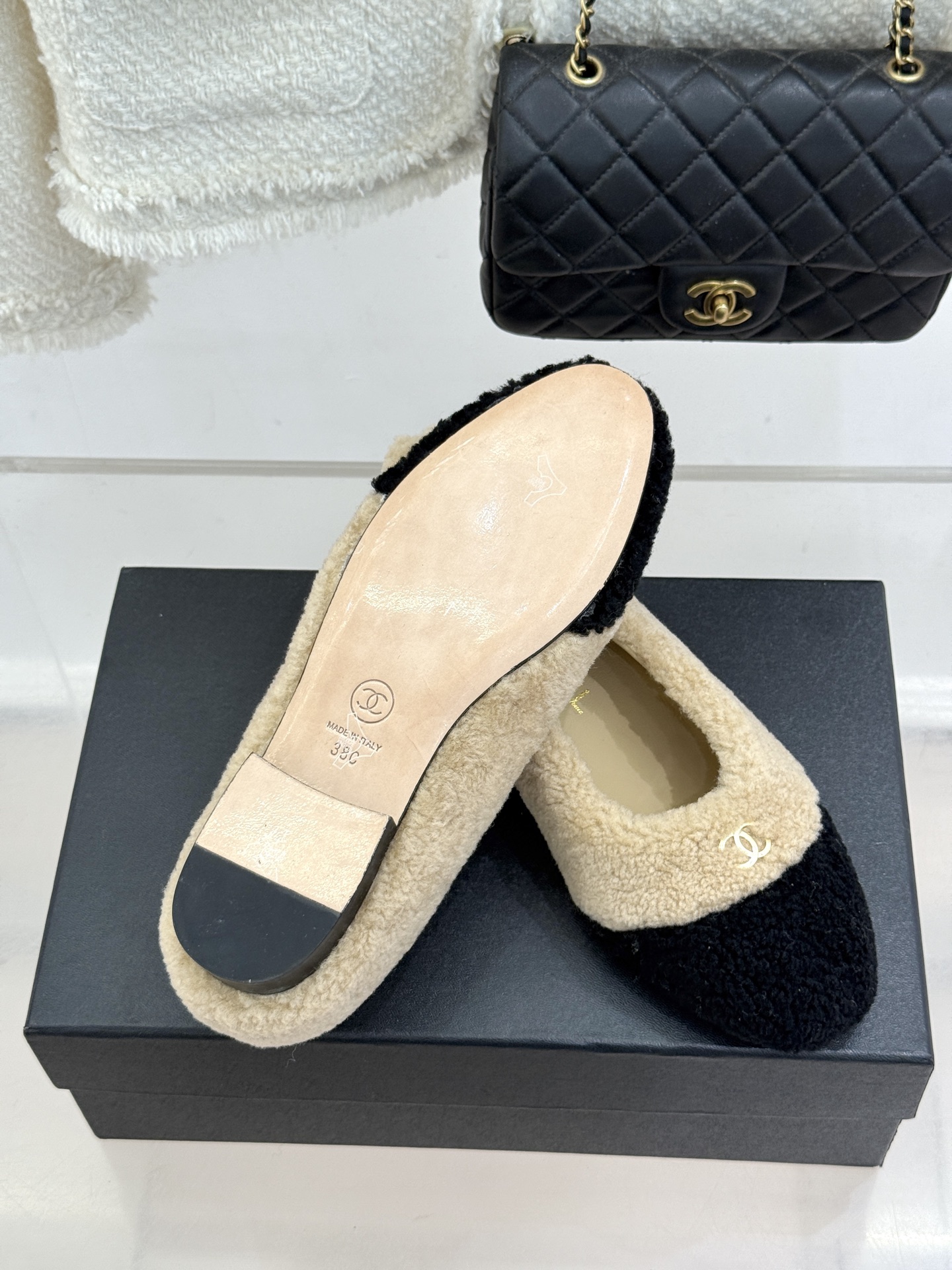 CHANE*｜小香26K新品双C 一脚蹬拼色平底毛毛鞋 黑白拼色戳中审美 经典双C低调精致 一脚蹬设计超好穿脱 平底上脚