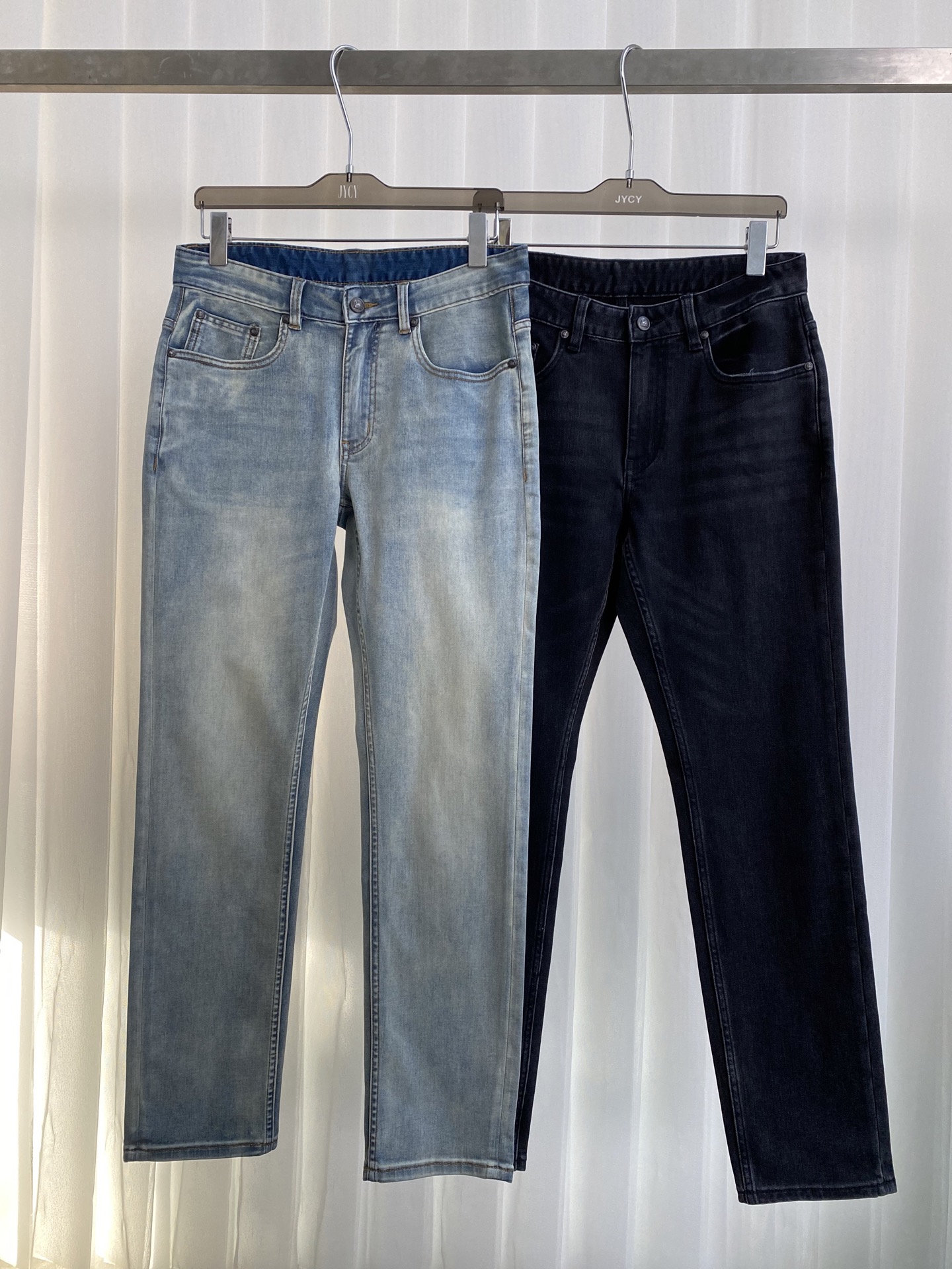 NO:123360,DG stretch thin cow jeans!  A pair of jeans dominated by craftsmanship and fabrics. The properties and specifications of the fabric are subversive. The key is its texture and comfort, and it is breathable. The fabric has a light elasticity and the upper body has no tightness. The latest pockets in front are matched with!  The back pocket is matched with DG flowering technology, the style is first-class, and the hip lifting is very slimming and slimming! It has extensive compatibility, business commuting and casualness, and is satisfied with various daily outfits. It has a full upper body shape and a must-have for fabric control!  Size 29-38.,Dolce & Gabbana,jeans,alexander wang19860909DG弹力薄款牛牛仔裤！以工艺和面料为主导的一款牛仔裤,面料之属性及规格颠覆常规,关键在于本身的质感以及舒适度,且透气性十足,面料自带轻度弹力,上身毫无紧绷感,前面最新口袋柳丁搭配！后兜搭配DG烧花工艺,版型剪裁一流,提臀修身显瘦效果极佳!兼容性广泛,商务通勤休闲兼备,满足于日常各种穿搭,上身型款十足,面料控必入的一款神级裤王！尺码29-38.,,Dolce&Gabbana,jeans,alexander wang,Men's clothing