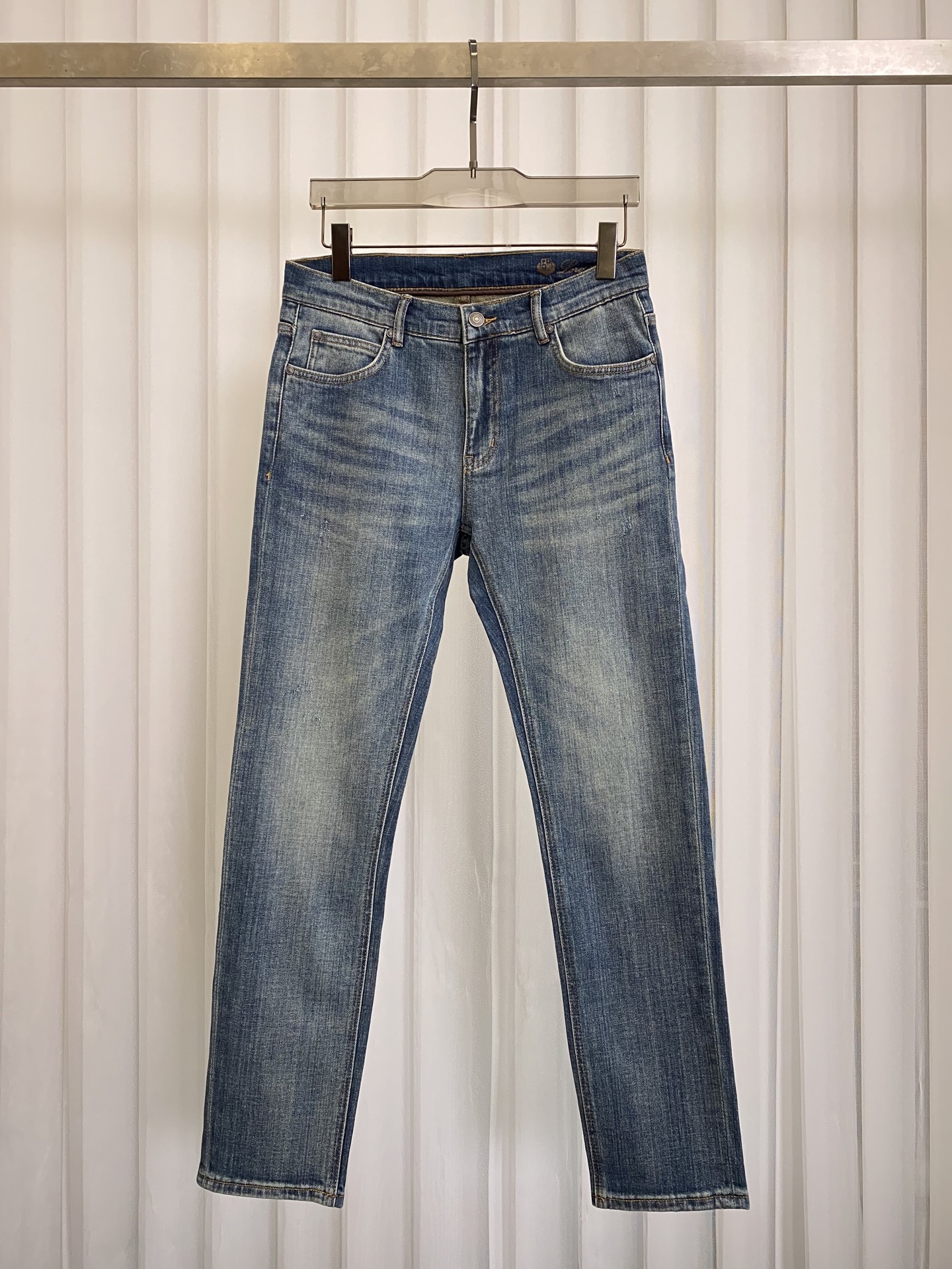 NO:123362,L5/New products and hot jeans Luxury 25//Ss official website counter new products are sold. Original replica leather brand Soft and skin-friendly denim fabric Highly recommended Crafts   washing foreign trade Luxury details Hardware accessories are all in place Elastic slim straight trousers Size.29-38,,jeans,alexander wang19860909L5/新品爆品牛仔裤 奢华感25//ss官网专柜新品热销 原版复刻皮牌 柔软亲肤牛仔面料 重磅强烈推荐 工艺 洗水外贸 奢华感细节五金辅料一一满足到位 弹力修身直筒裤型 尺码.29-38,,jeans,alexander wang,Men's clothing