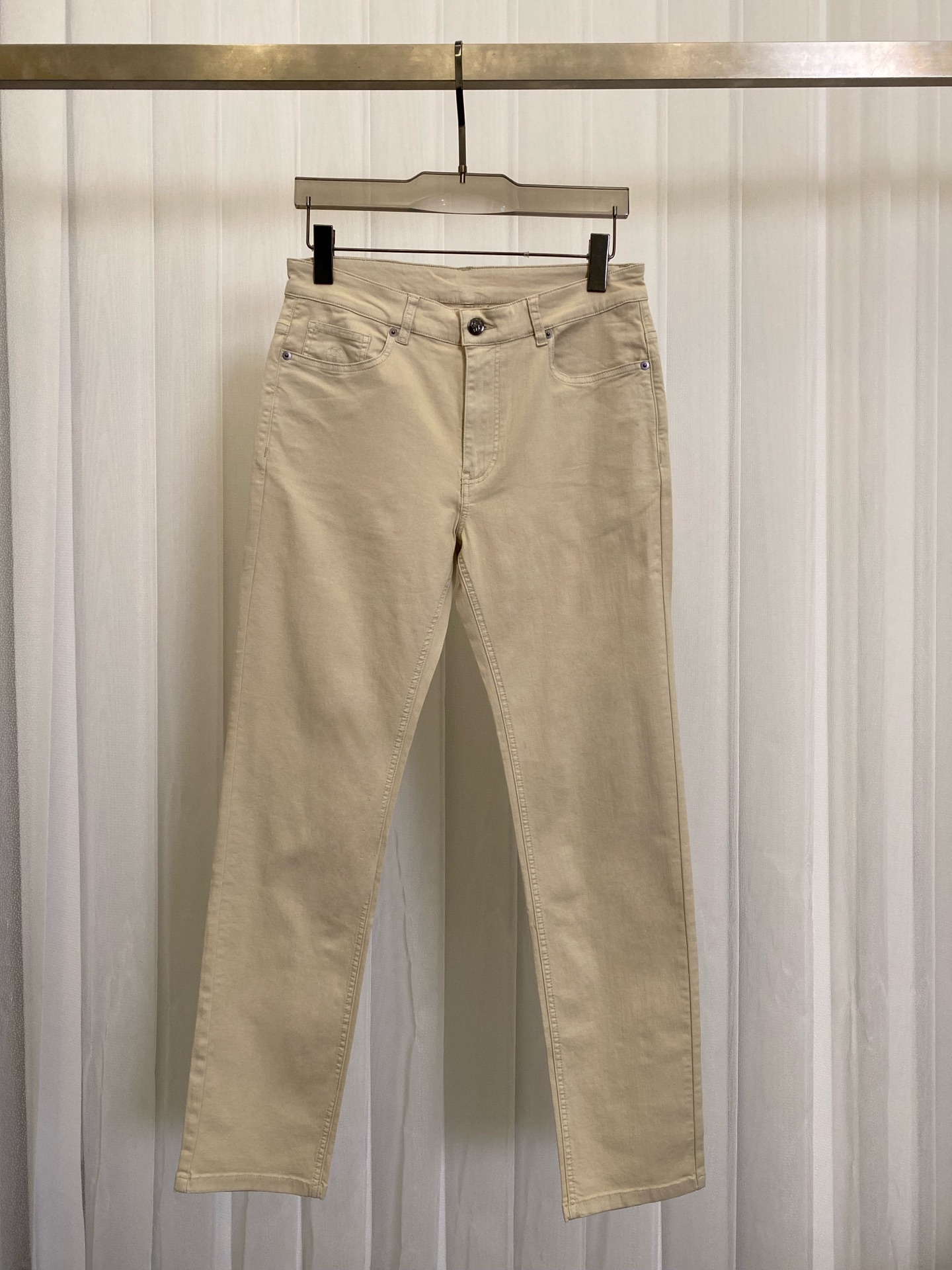 NO:450708,BC Spring and Summer New Dyeing Five-Bag Mulberry Silk Lycra Comfort Fabric Jeans, this jeans are the color of this season. The logo style of this garment dyed five-Bag jeans are integrated into the light and comfortable fabric, the standard cutting lines of traditional gallery and trouser legs, which fully demonstrate the classic taste of Brunello Cucinelli. The front pocket-stick rear pocket with plastered plastered pockets with traditional cut trousers are conventionally sized and the trouser legs are small straight!  khaki, gray, 29-38..., brunello cucinelli, jeans, alexander wang19860909BC春夏新款成衣染五袋款桑蚕丝莱卡舒适面料牛仔裤,这款牛仔裤是本季的色彩丰富了这款成衣染色五口袋牛仔裤的标志风格,契合轻盈舒适的面料、传统廊形和裤管的标准裁剪线条,尽致彰显Brunello Cucinelli的经典品味.门襟拉链带钮扣带小口袋的前口袋贴式后口袋,传统裁剪裤装的臀部为常规尺寸而裤管小直筒！卡其,灰色,29-38..,,brunello cucinelli,jeans,alexander wang,Men's clothing