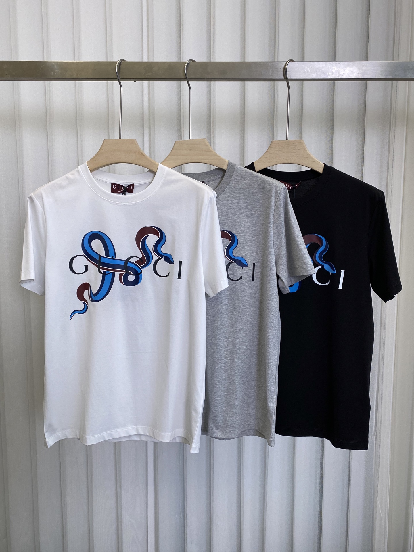 NO:121376,Gu&cci 25 Spring and Summer New Year Snake-shaped printed logo short-sleeved T-shirt, with snake-shaped patterns on the front presented with ingenious printing craftsmanship, which complements the brand logo, customized 80 double-strand mercerized cotton fabric; black and white flower gray S~XXXL (black and white customizable 4XL and 5XL), T-shirt,tees, t-shirt,alexander wang19860909Gu&cci 25春夏新年蛇形印花logo短袖T恤,正面饰有蛇型图案以印花工艺匠心呈现,与品牌标识相映成趣,定制80支双股丝光棉面料；黑色 白色 花灰 S～XXXL（黑白可定制4XL、5XL）,,T-shirt,tees，t-shirt,alexander wang,Men's clothing