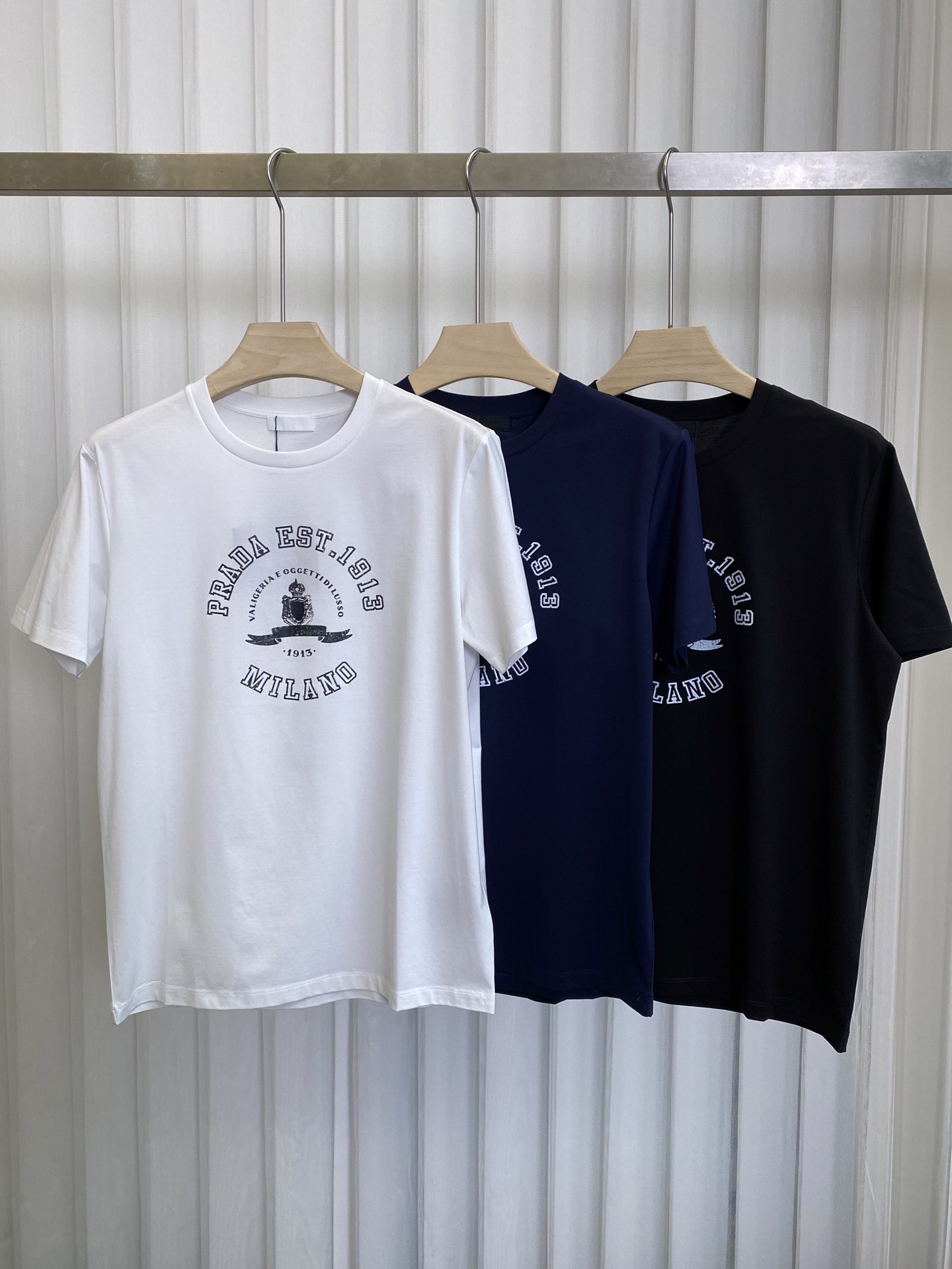 NO:121379,Pr&ada.25 spring and summer new product old letter logo printed logo short-sleeved T-shirt, customized 80 double-strand mercerized cotton fabric; black and white royal blue S~XXXL (black and white customizable 4XL, 5XL), T-shirt,tees, t-shirt,alexander wang19860909Pr&ada.25春夏新品做旧字母logo印花标识短袖T恤,定制80支双股丝光棉面料；黑色 白色 宝蓝 S～XXXL（黑白可定制4XL、5XL）,,T-shirt,tees，t-shirt,alexander wang,Men's clothing
