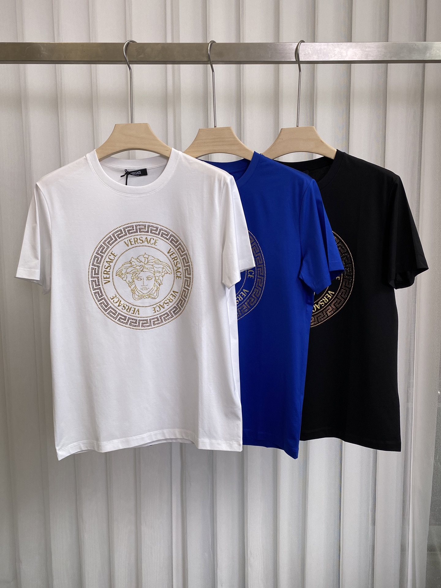 NO:121385,Vers&ace 25 spring and summer new product heavy industry crystal & gold Medusa logo short-sleeved T-shirt, using customized 80 double-strand mercerized cotton fabric; black white sea blue S~XXXL (black and white customizable 4XL, 5XL), versace, T-shirt,tees, t-shirt,alexander wang19860909Vers&ace 25春夏新品重工水晶&金色Medusa标识短袖T恤,采用定制80支双股丝光棉面料；黑色 白色 海蓝 S～XXXL（黑白可定制4XL、5XL）,,versace,T-shirt,tees，t-shirt,alexander wang,Men's clothing