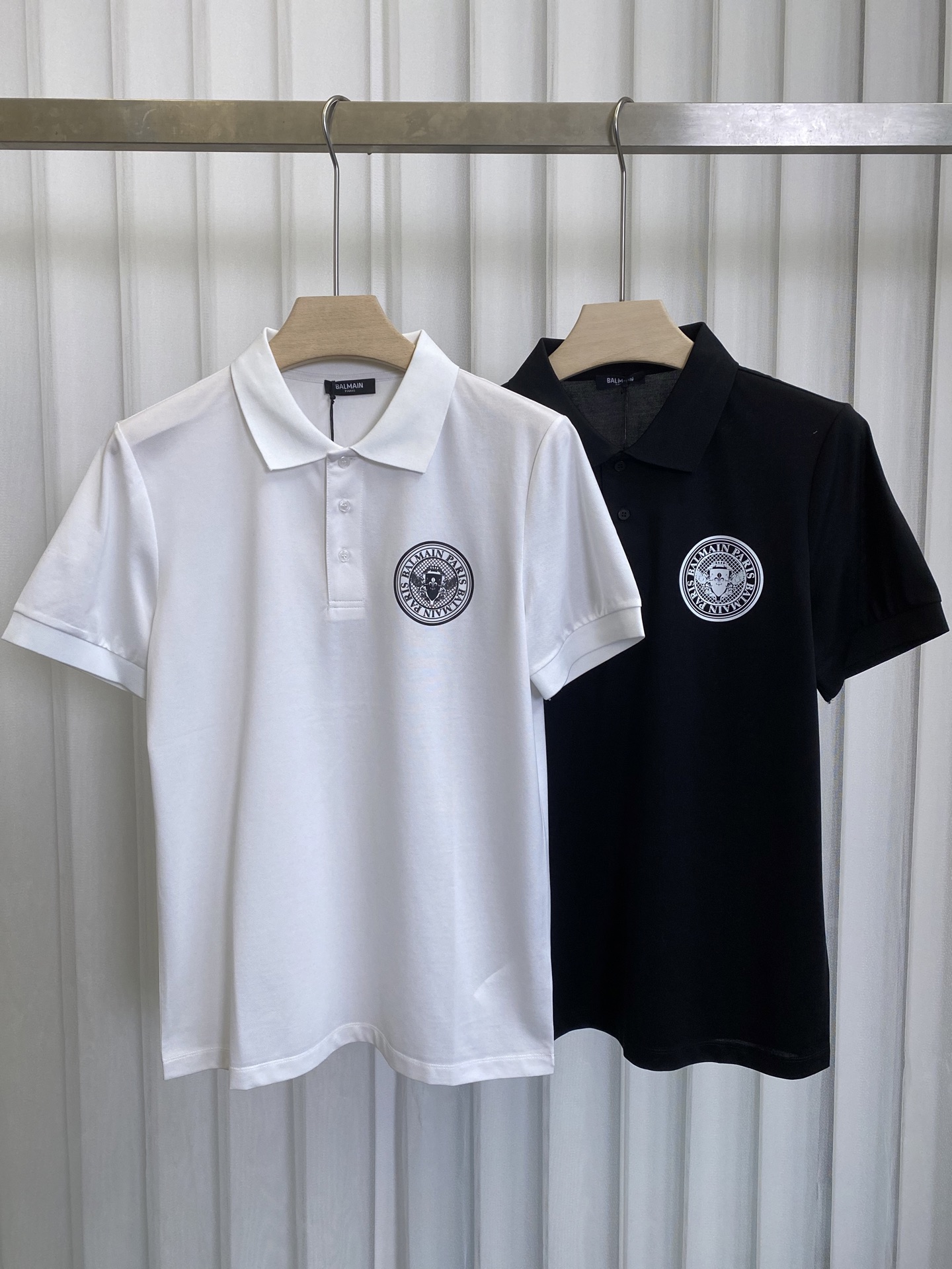 NO:121388,BAL&MAIN.25 Spring and Summer New Classic Coin Printed Logo Polo Shirt, Three-button Plate on the neckline, Customized 60 double mercerated bead floor cotton fabric; Black and White S~XXXL, alexander wang19860909BAL&MAIN.25春夏新经典Coin印花标识Polo衫,领口饰有三扣门襟,定制60支双丝光珠地棉面料；黑色 白色 S～XXXL,,alexander wang,Men's clothing