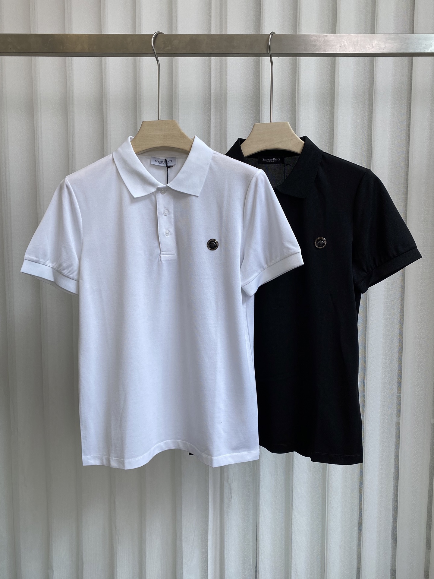NO:121394,Stefano Ricci·25 Spring and Summer New Metal Logo Polo Shirt, Three-button Plate on the neckline, Customized 60 double mercerated bead floor cotton fabric; Black and White S~XXXL, alexander wang19860909Stefano Ricci·25春夏新品金属标识Polo衫,领口饰有三扣门襟,定制60支双丝光珠地棉面料；黑色 白色 S～XXXL,,alexander wang,Men's clothing