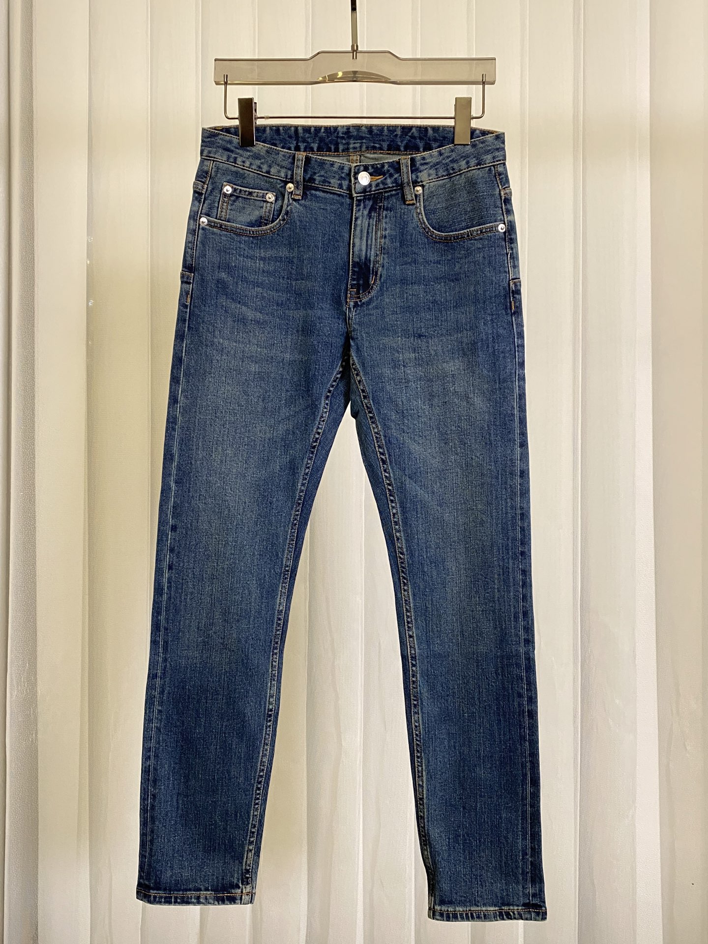 NO:121375,Dior red ear denim fabric original color denim series!  Made of undyed environmentally friendly planting cotton base cloth, the texture is relatively hard, environmentally friendly washing process, disinfection, anti-oxidation, and the upper body is super easy to match. The same size of the counter is 30.31.32.33.34.35.36,,dior,alexander wang19860909迪奥赤耳丹宁面料原色牛仔系列！采用未经染色的环保种植棉底布制成,质感比较硬挺,环保洗水工艺,消毒,防氧化,上身超级好搭 专柜同款尺码30.31.32.33.34.35.36,,dior,alexander wang,Men's clothing