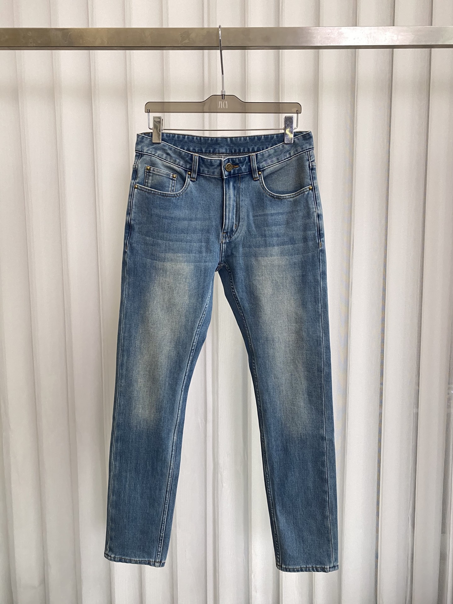 NO:121381,LV donkey brand hot style, elastic jeans, super good color, retro flavor, current fashion trend, high-end quality, original custom denim, luxurious and retro flavor, hardware leather, absolutely love it when you are on the upper body, thin elastic denim definitely makes you match without restraint, very revealing the skin tone and energy, soft and delicate feel, while the upper body stands firm and straight, comfortable and breathable!  Number of codes 29-38. There are 35 or no 37.,,louis vuitton,louis vuitton,jeans,alexander wang19860909LV驴牌爆款 弹力牛仔裤 颜色超好 复古味当下时尚潮流之前沿 高端品质原单订制牛仔奢华感复古味十足五金皮牌 绝对让你上身就喜欢 薄款弹力牛仔绝对让你搭配无束缚 非常的显肤色与精气神儿,手感柔软细腻的同时,上身立挺括直兼具舒适透气性！码数 29-38.有35无37.,,louis vuitton,louis vuitton,jeans,alexander wang,Men's clothing