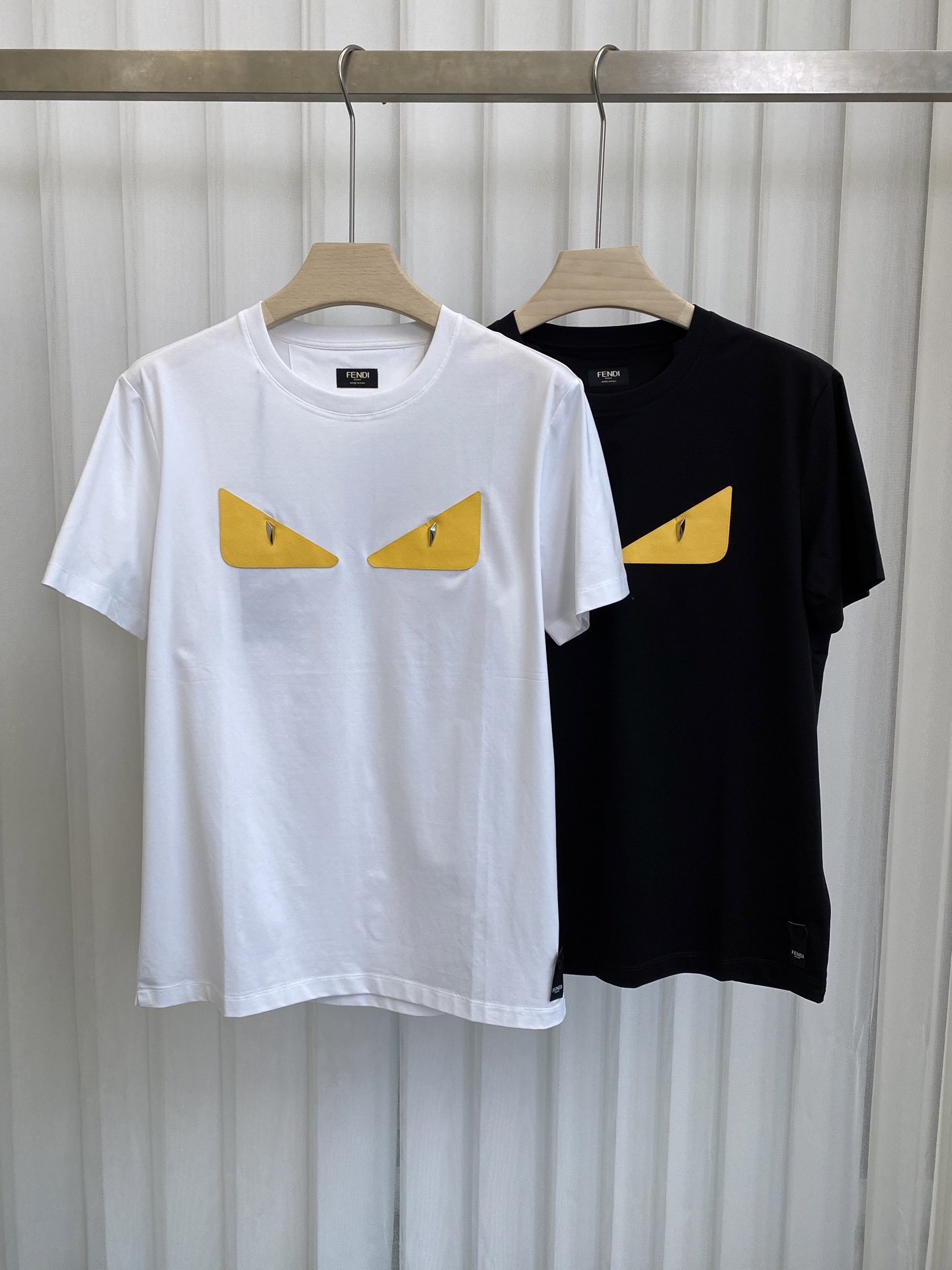 NO:127603,Fe&ndi spring and summer men's metal rivet leather yellow Bag Bugs short-sleeved T-shirt, made of leather and metal hardware studs, with a classic and fashionable element feel!  Customized 80 double mercerized cotton fabric; black and white S~XXXL, T-shirt,tees, t-shirt,alexander wang19860909Fe&ndi春夏男装金属铆钉皮革黄色Bag Bugs短袖T恤衫,由皮革和金属五金饰钉构成,经典时尚元素感爆棚！定制80支双丝光棉面料；黑色 白色 S～XXXL,,T-shirt,tees，t-shirt,alexander wang,Men's clothing