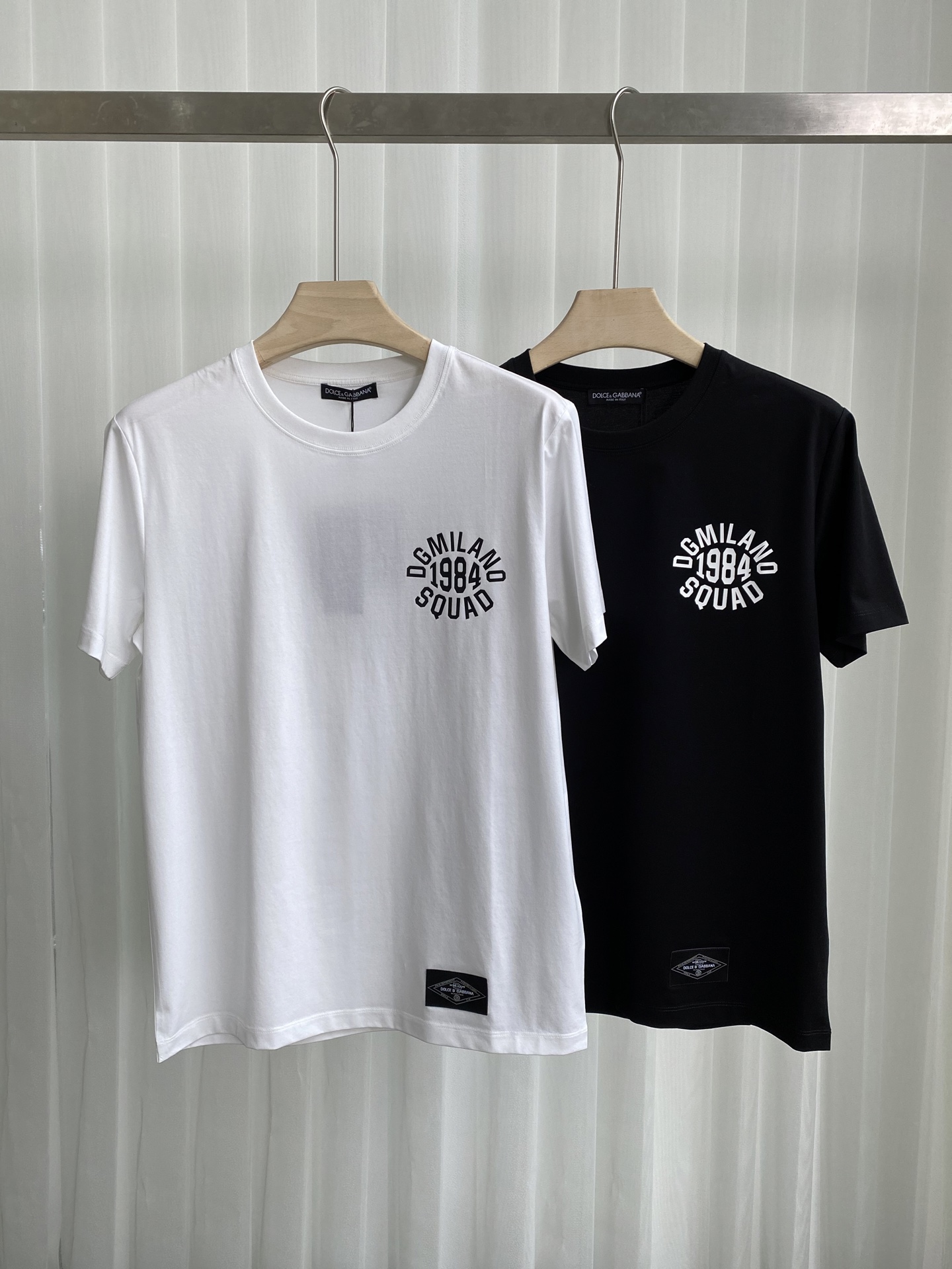 NO:127606,Dolce&Gabbana 25 spring and summer new printed logo short-sleeved T-shirt, chest printed logo   hem woven label design, custom 80 double-strand mercerized cotton fabric; black white S~XXXL (black and white customizable 4XL, 5XL), Dolce&Gabbana, T-shirt, alexander wang19860909Dolce&Gabbana 25春夏新品印花徽标短袖T 恤,胸前饰印花徽标 下摆织唛设计,采用定制80支双股丝光棉面料；黑色 白色 S～XXXL（黑白可定制4XL、5XL）,,Dolce&Gabbana,T-shirt,alexander wang,Men's clothing