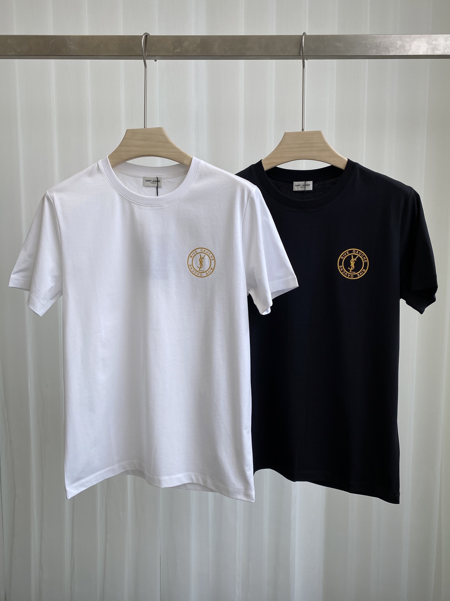 NO:127608,Saint Laurent 25 spring and summer new letter logo printed short-sleeved T-shirt, chest embellishment rejuvenated and reinterpreted logo printed embellishment design; custom 80 3-strand yarn pure cotton fabric; black and white S~XXXL, saint laurent, saint laurent, T-shirt, tees, t-shirt, alexander wang19860909Saint Laurent.圣罗兰 25春夏新品字母徽标印花短袖T恤,胸前点缀焕新演绎的复古感典藏徽标印花点缀设计；采用定制80支3股纱纯棉面料；黑色 白色 S～XXXL,,saint laurent,saint laurent,T-shirt,tees，t-shirt,alexander wang,Men's clothing