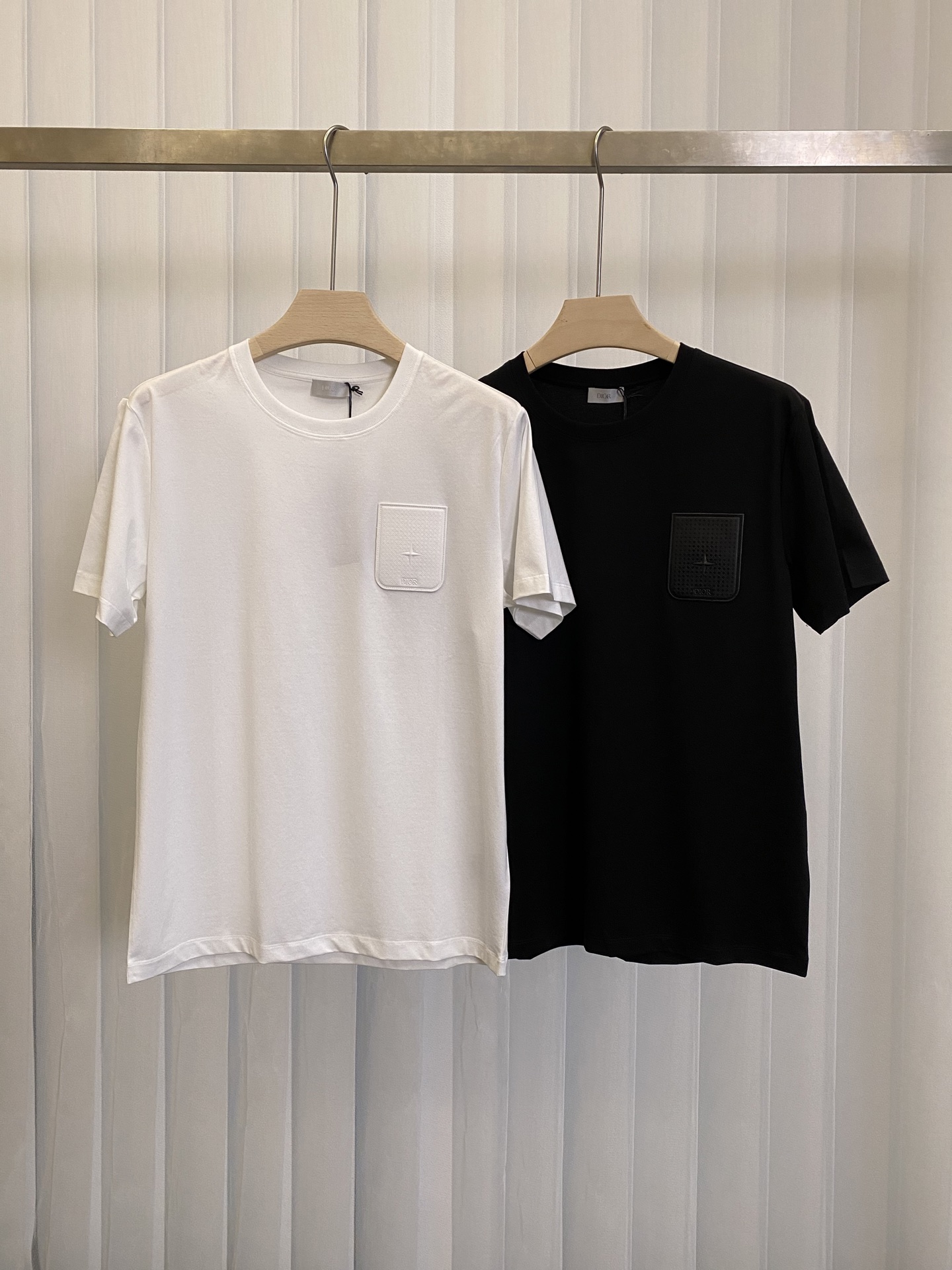 NO:127610,Di&or.25 spring and summer new leather embossed patch pocket logo short-sleeved T-shirt, a brand new interpretation of classic items. The leather patch pocket on the front chest is made of ultrasonic embossing technology to highlight the unique design, using customized 80 double-strand mercerized cotton fabric; black and white S~XXXL (customized 4XL and 5XL), T-shirt,tees, t-shirt,alexander wang19860909Di&or.25春夏新品皮革压花贴袋标识短袖T恤,全新演绎经典单品,正面胸前皮革贴袋用超声波压花工艺制作、突显别具一格的设计,采用定制80支双股丝光棉面料；黑色 白色 S～XXXL（可定制4XL、5XL）,,T-shirt,tees，t-shirt,alexander wang,Men's clothing