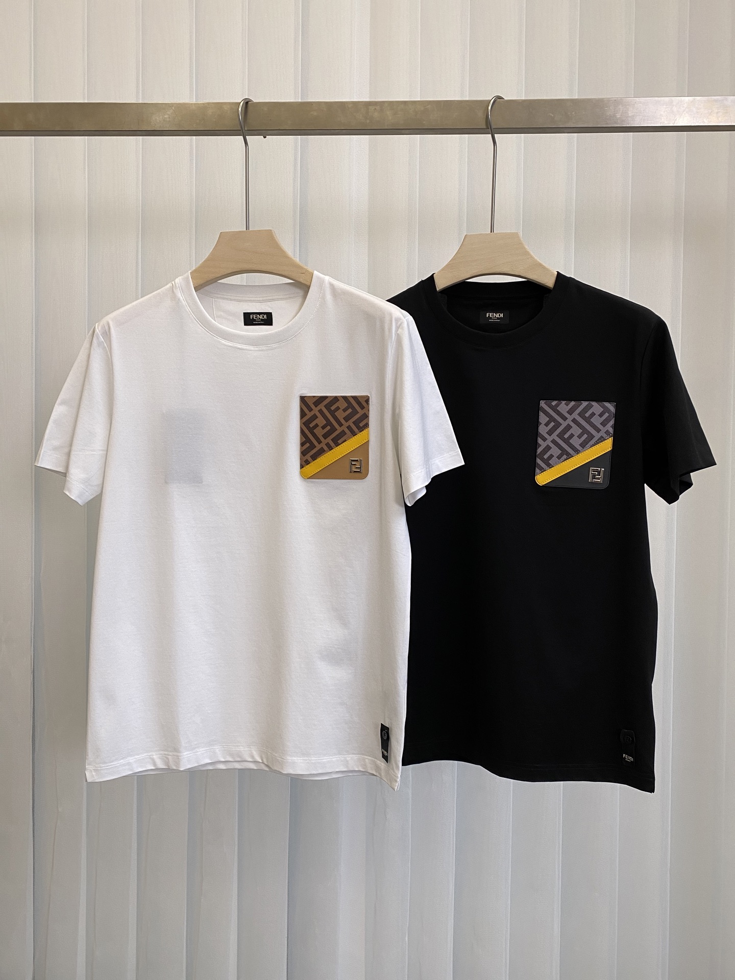 NO:127612,FE&NDI 25 spring and summer new leather color patch pocket hardware FF logo short-sleeved T-shirt, using customized 80 double-strand mercerized cotton fabric; black and white S~XXXL, T-shirt,tees, t-shirt,alexander wang19860909FE&NDI 25春夏新品皮质拼色贴袋五金FF标识短袖T恤,采用定制80支双股丝光棉面料；黑色 白色 S～XXXL,,T-shirt,tees，t-shirt,alexander wang,Men's clothing