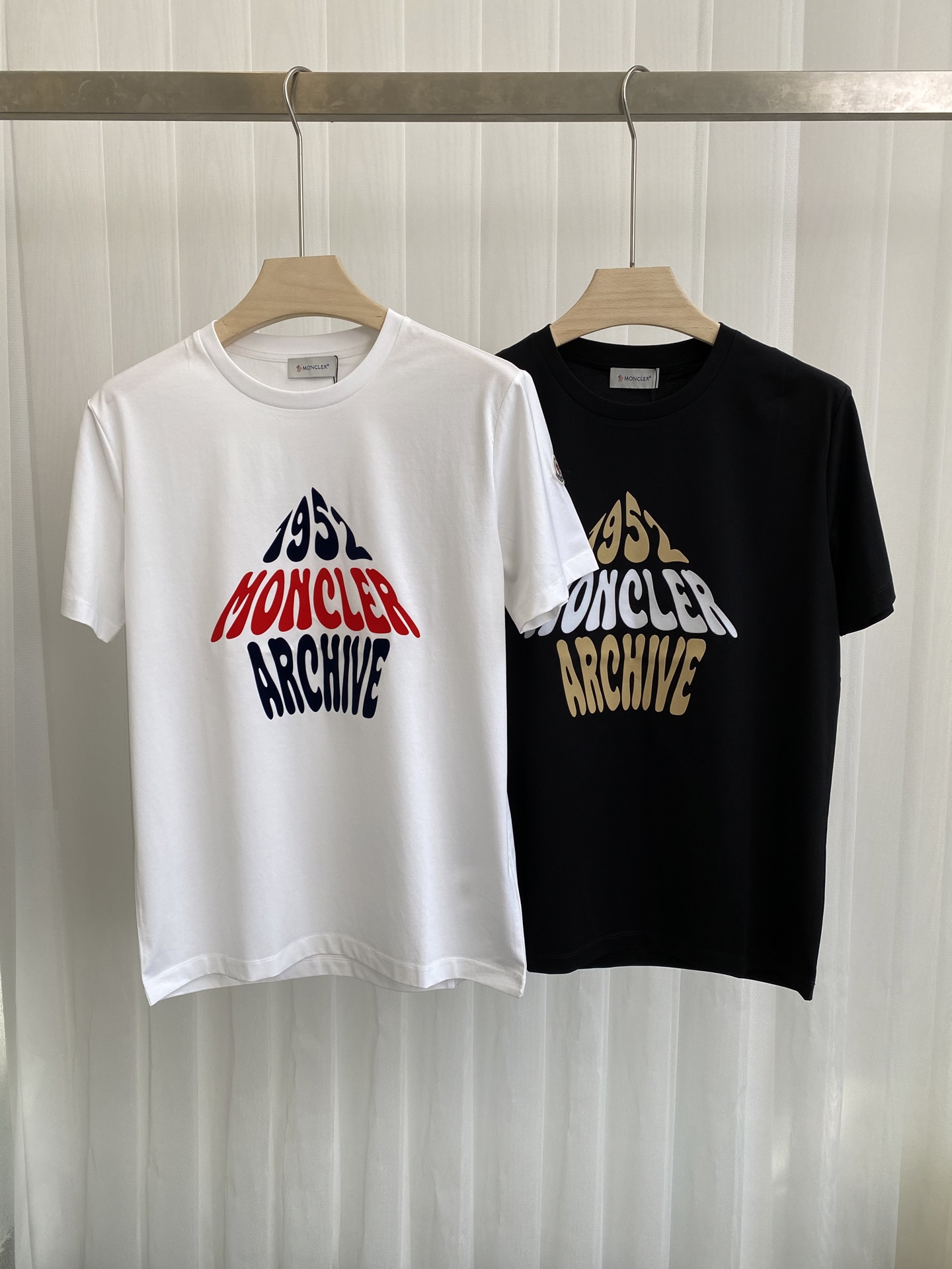 NO:127593,Mon&cler 25 spring and summer new flocking printed short-sleeved T-shirt, with reflocking logo printed design on the front, using custom 80 double-strand mercerized cotton fabric; black and white S~XXXL (customized 4XL and 5XL), christian louboutin, T-shirt,tees, t-shirt,alexander wang19860909Mon&cler 25春夏新品植绒印花短袖T恤,正面点缀焕新植绒徽标印花设计,采用定制80支双股丝光棉面料；黑色 白色 S～XXXL（可定制4XL、5XL）,,christian louboutin,T-shirt,tees，t-shirt,alexander wang,Men's clothing